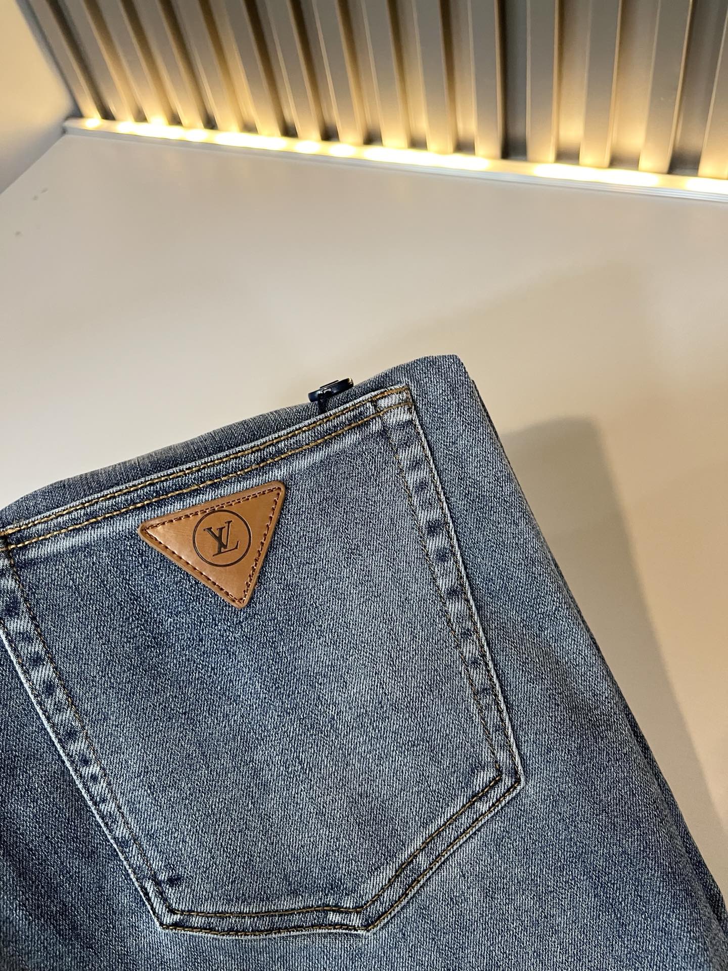 Louis Vuitto*路易*登2025秋冬新款男士经典水洗小直筒牛仔长裤。绝佳的上身性能，百搭之选，