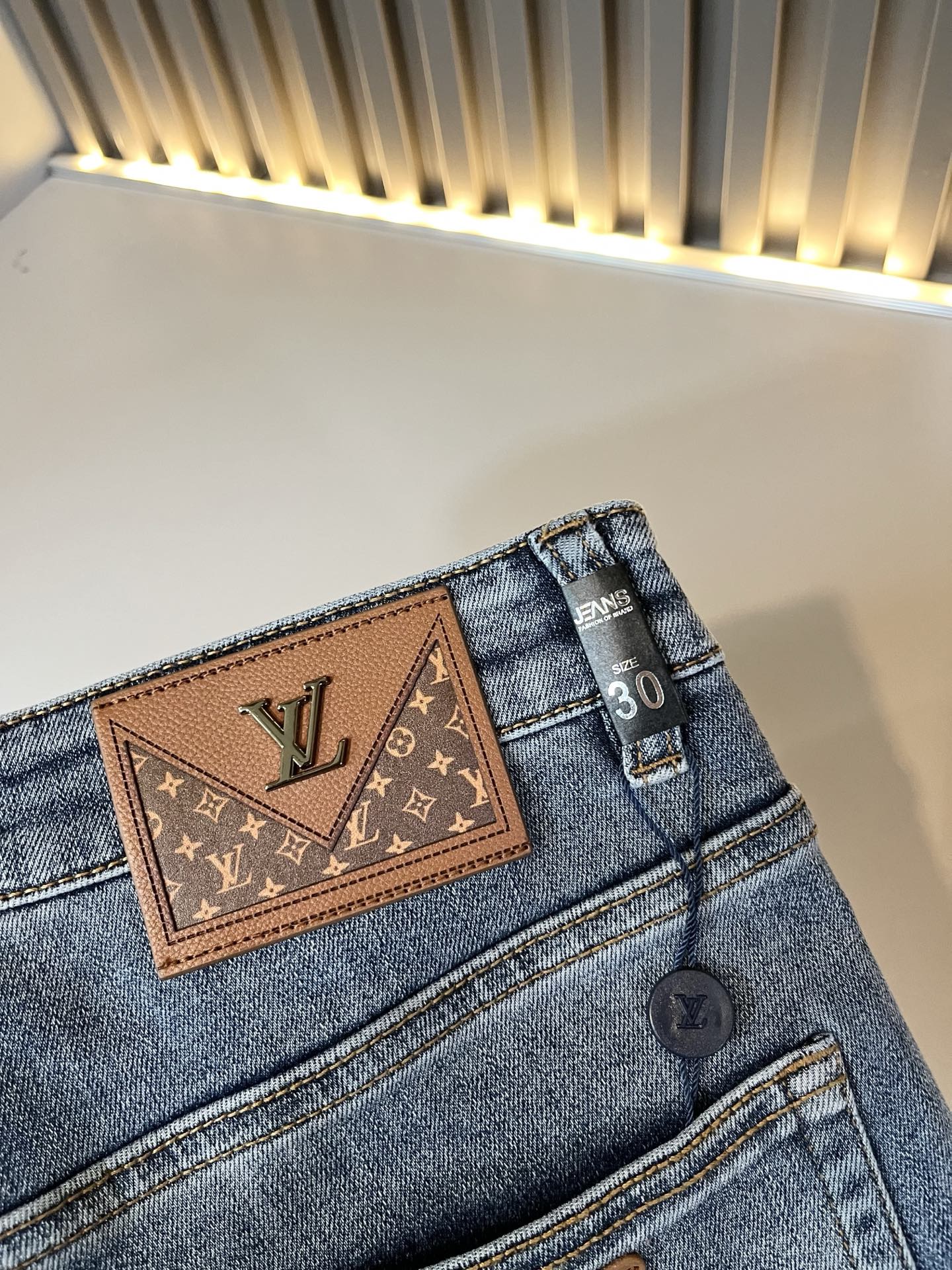 Louis Vuitto*路易*登2025秋冬新款男士经典水洗小直筒牛仔长裤。绝佳的上身性能，百搭之选，