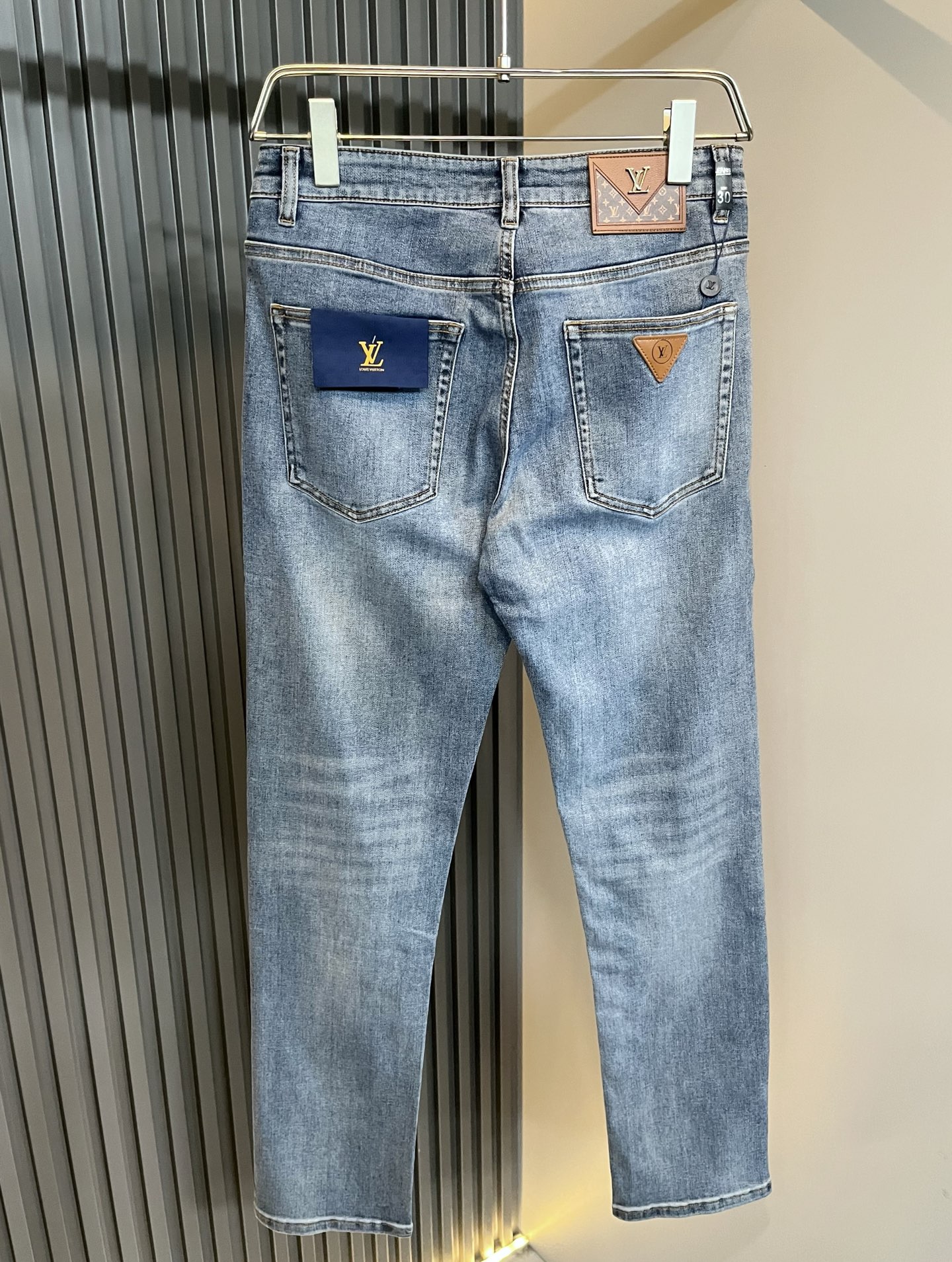 Louis Vuitto*路易*登2025秋冬新款男士经典水洗小直筒牛仔长裤。绝佳的上身性能，百搭之选，