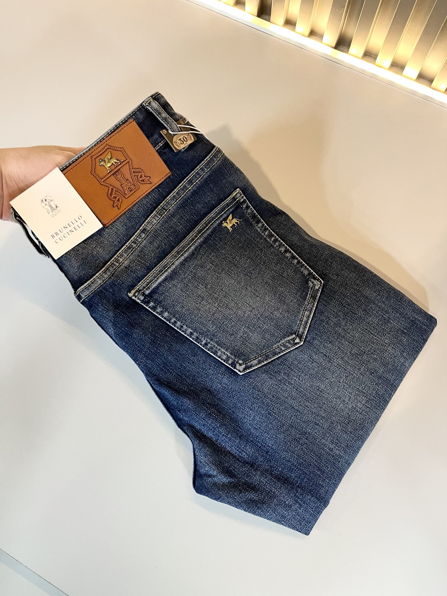 NO:595998,BC-Brunello Cucineli 2025 autumn and winter new men's fashion high-end casual jeans, Hong Kong channel goods, original Japanese factory production, pure blood quality, perfect continuation of the essence and genes of the LOE* family, from the main fabric to the detailed craftsmanship, all demonstrate the ingenuity of quality, use multiple brand elements to interpret, select precious cowhide material to build the logo waist brand design!  A soulful expression of identity!  We provide customers with high-grade imported pure cotton fabrics, very high-end and fashionable detailed craftsmanship, and the red ear cloth is made by a specific antique loom. This element represents the identity and rank of the jeans, which is worth savoring!  It is invincible in terms of matching, interpreting the versatility in place, paying attention to the details, all the accessories are supplied by foreign merchants, the tailoring is fit and slim, and the upper body butt lifting effect is excellent. It is a styling item that can only be found but not sought after!  Size 29-40,,brunello cucinelli,loewe,jeans,cowhide,alexander wang19860909BC-Brunello Cucineli 2025秋冬新品男士时装款高端休闲牛仔裤,香港洋行渠道货,日本原厂出品,纯血统品质,完美延续了LOE*家的精髓与基因,从主体面料到细节工艺,无不彰显出品质的匠心所在,运用多个品牌元素标识来诠释,选取矜贵的牛皮材质构建logo腰牌设计！属于灵魂式的身份彰显！客供高级进口的纯棉面料,非常高级且时髦的细节工艺,赤耳布是由特定古董织布机完成,此元素代表着牛仔裤的身份及段位,非常值得细品悦人！在搭配上所向无敌,把百搭阐释到位,细节匠心考究,辅料皆为外商客供,剪裁合体修身,上身提臀效果绝佳,可遇而不可求的造型单品！尺码29-40,,brunello cucinelli,loewe,jeans,cowhide,alexander wang,Men's clothing