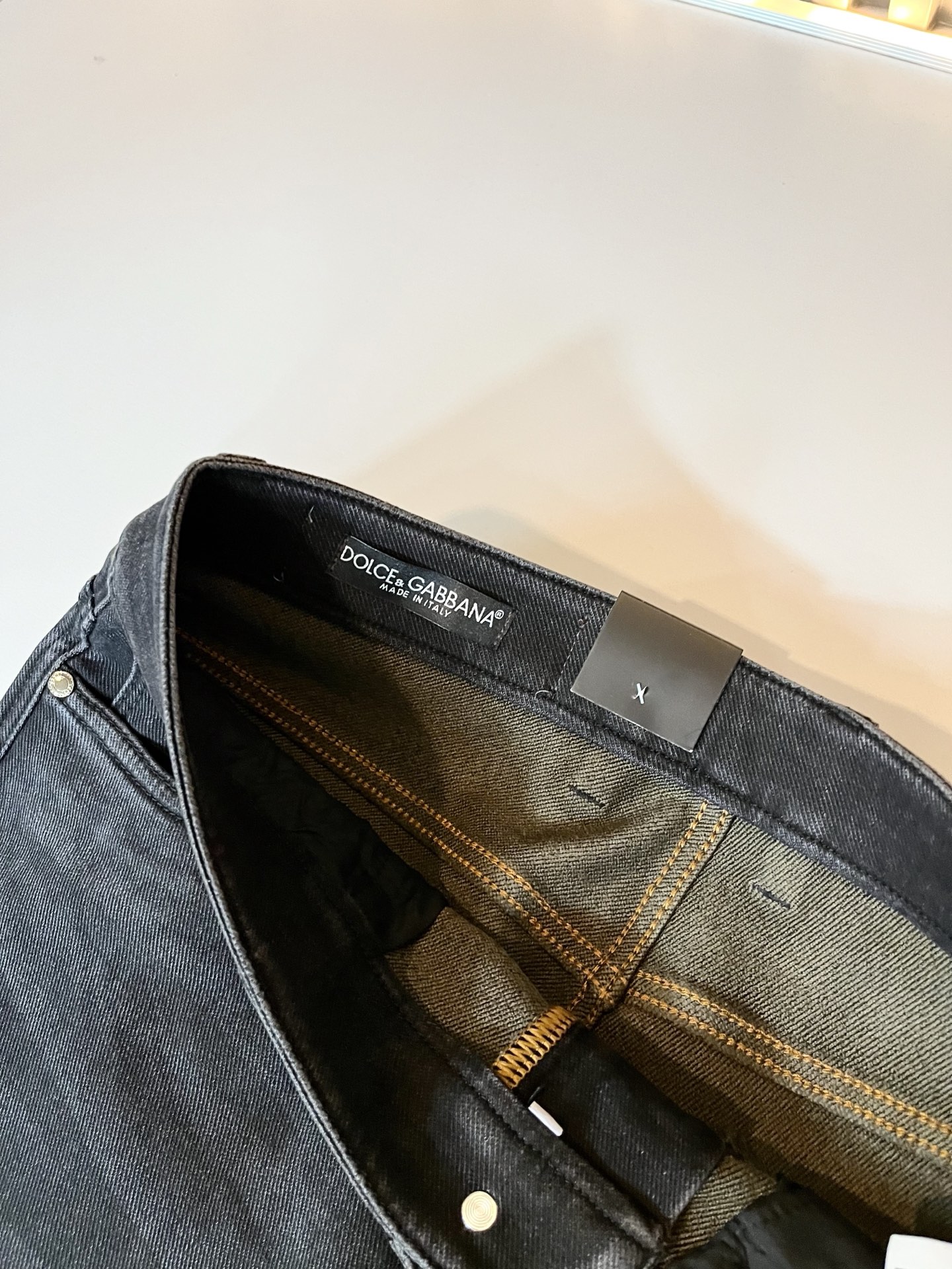 Dolce & 杜嘉*纳 2025秋冬新品牛仔裤，水洗处理自然不易变形脱色、立体剪裁完美塑形面料质舒适柔