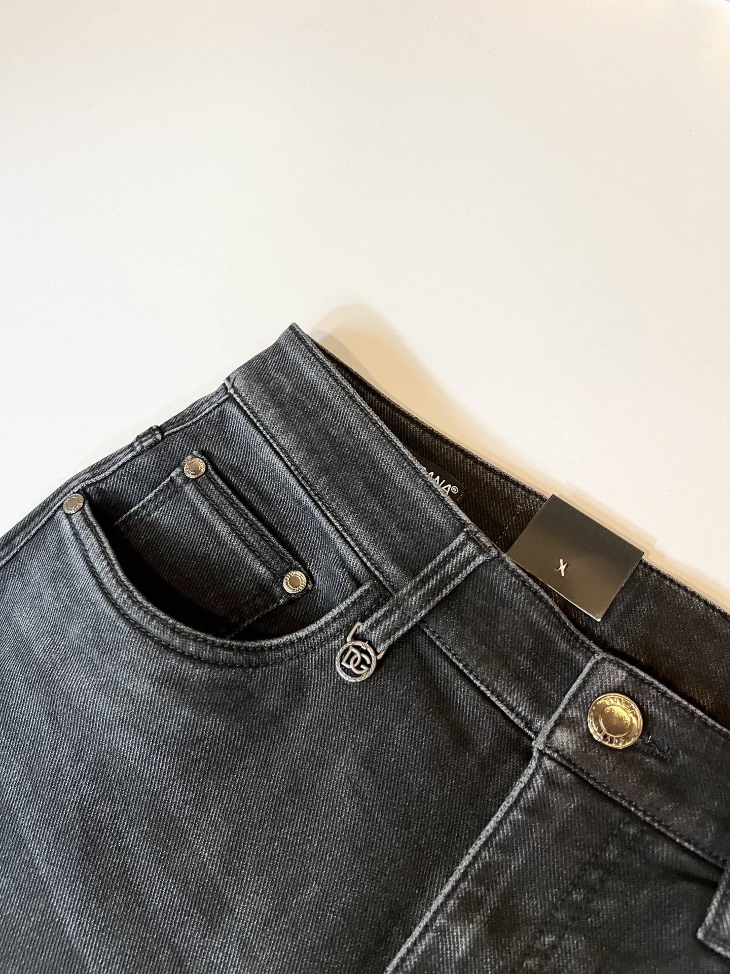 Dolce & 杜嘉*纳 2025秋冬新品牛仔裤，水洗处理自然不易变形脱色、立体剪裁完美塑形面料质舒适柔