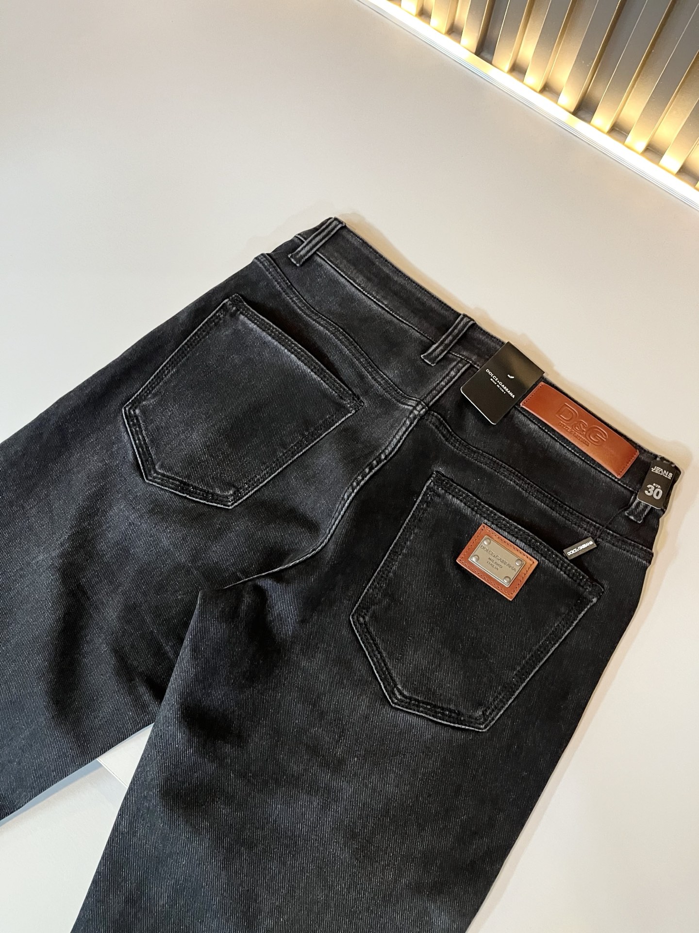 Dolce & 杜嘉*纳 2025秋冬新品牛仔裤，水洗处理自然不易变形脱色、立体剪裁完美塑形面料质舒适柔