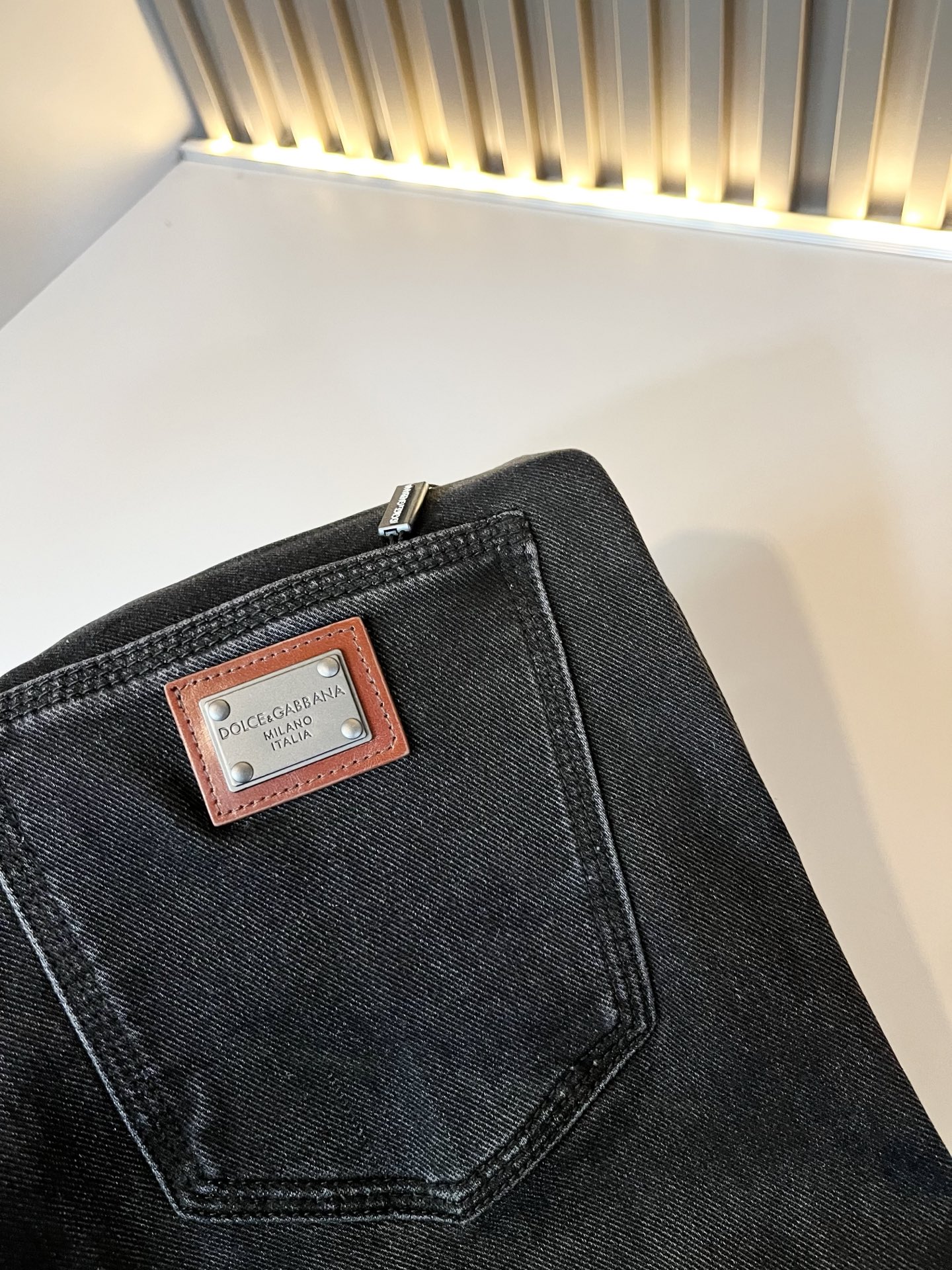 Dolce & 杜嘉*纳 2025秋冬新品牛仔裤，水洗处理自然不易变形脱色、立体剪裁完美塑形面料质舒适柔