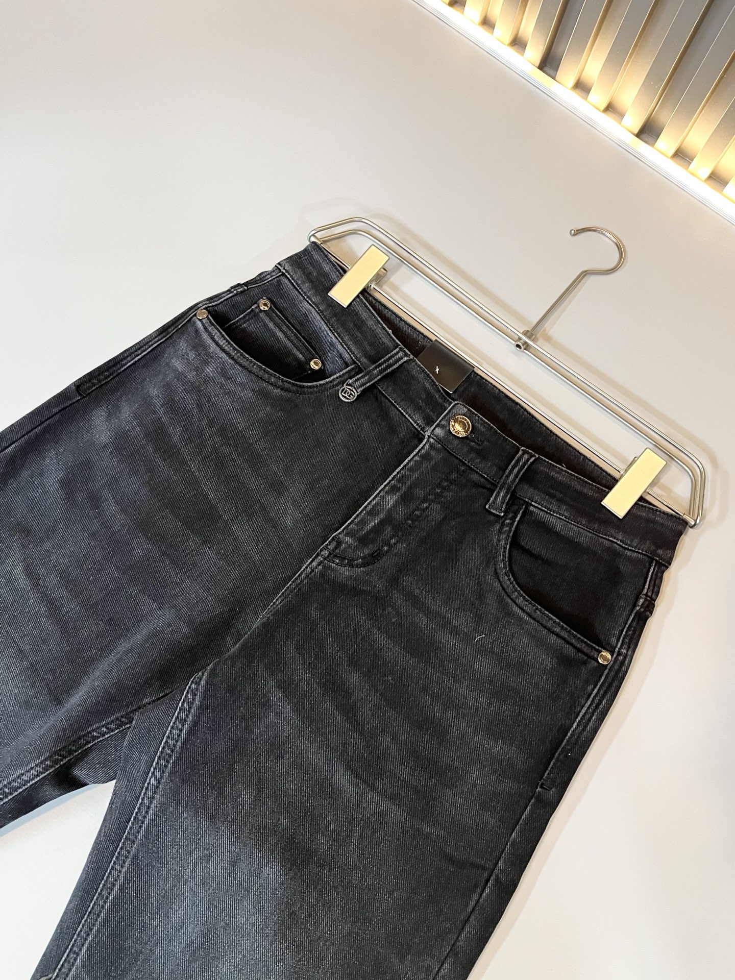 Dolce & 杜嘉*纳 2025秋冬新品牛仔裤，水洗处理自然不易变形脱色、立体剪裁完美塑形面料质舒适柔