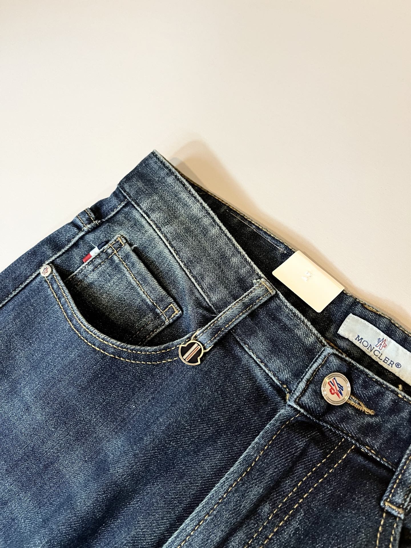 MONC蒙*口2025秋冬新款牛仔裤，贸易公司渠道稀出，同步官网发售！M稀缺渠道订单臻品，品质控闭眼收走
