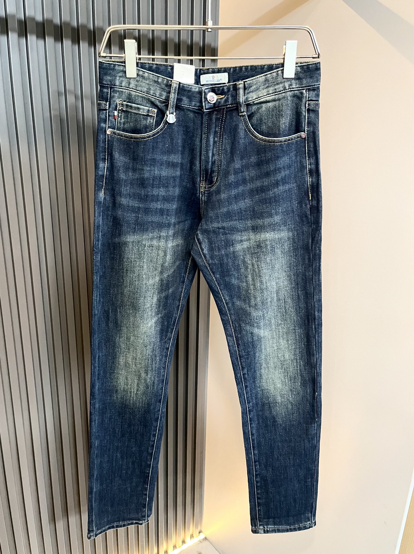 MONC蒙*口2025秋冬新款牛仔裤，贸易公司渠道稀出，同步官网发售！M稀缺渠道订单臻品，品质控闭眼收走