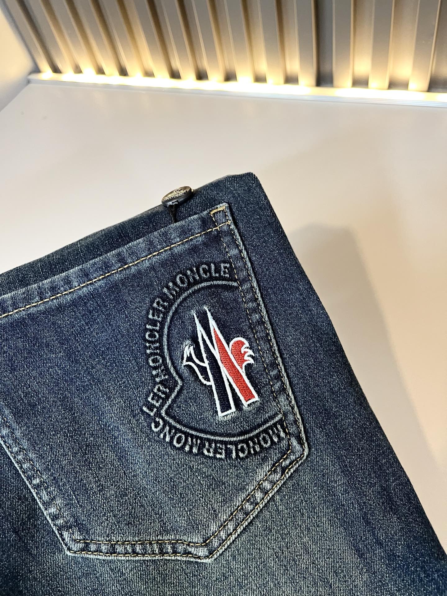 MONC蒙*口2025秋冬新款牛仔裤，贸易公司渠道稀出，同步官网发售！M稀缺渠道订单臻品，品质控闭眼收走