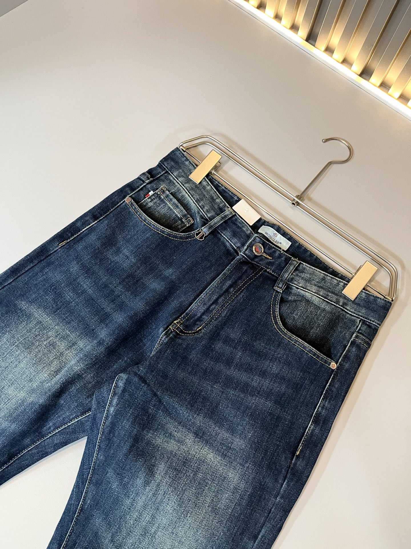 MONC蒙*口2025秋冬新款牛仔裤，贸易公司渠道稀出，同步官网发售！M稀缺渠道订单臻品，品质控闭眼收走