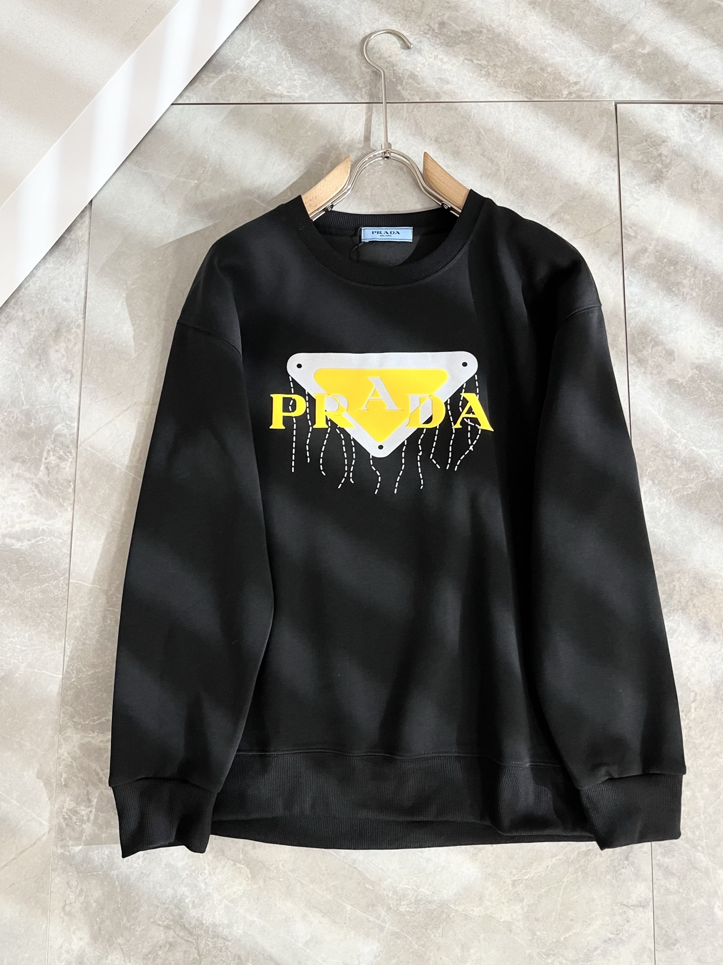 PRAD*A普*达2025秋冬新款男女同款👫卫衣，最新款全网独家首上！！~既经典有时尚百搭，谁不爱啊，将