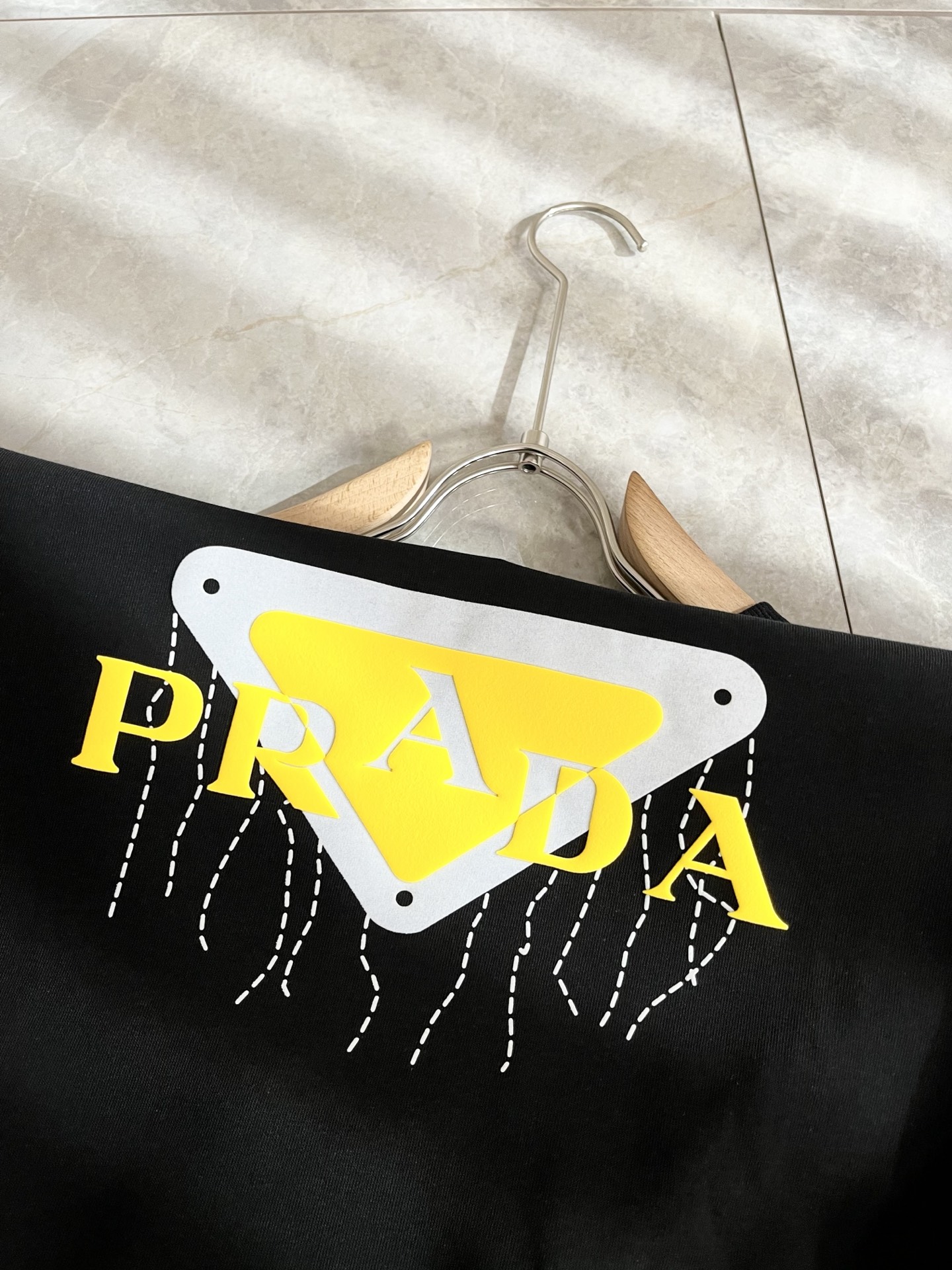 PRAD*A普*达2025秋冬新款男女同款👫卫衣，最新款全网独家首上！！~既经典有时尚百搭，谁不爱啊，将