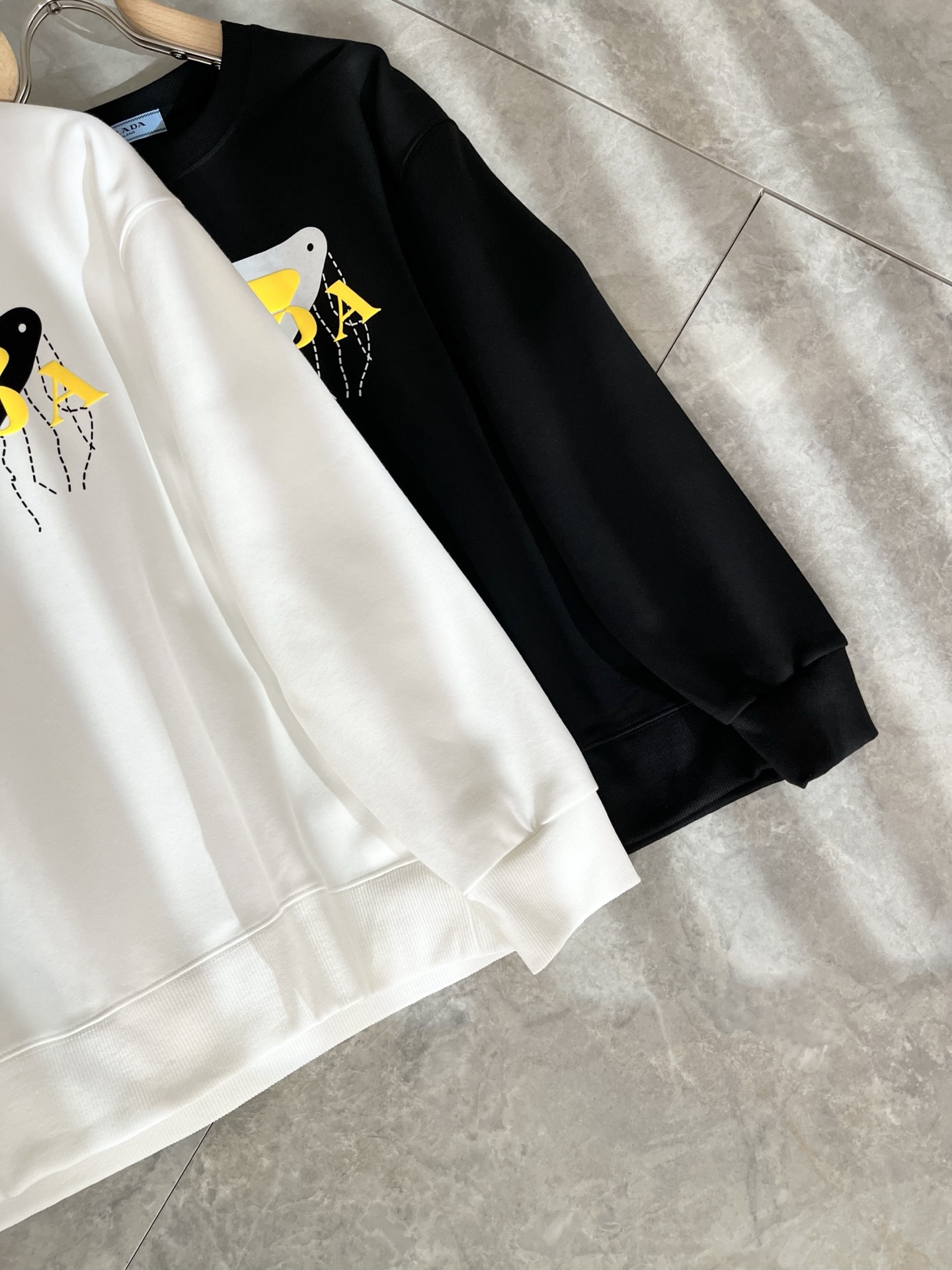 PRAD*A普*达2025秋冬新款男女同款👫卫衣，最新款全网独家首上！！~既经典有时尚百搭，谁不爱啊，将