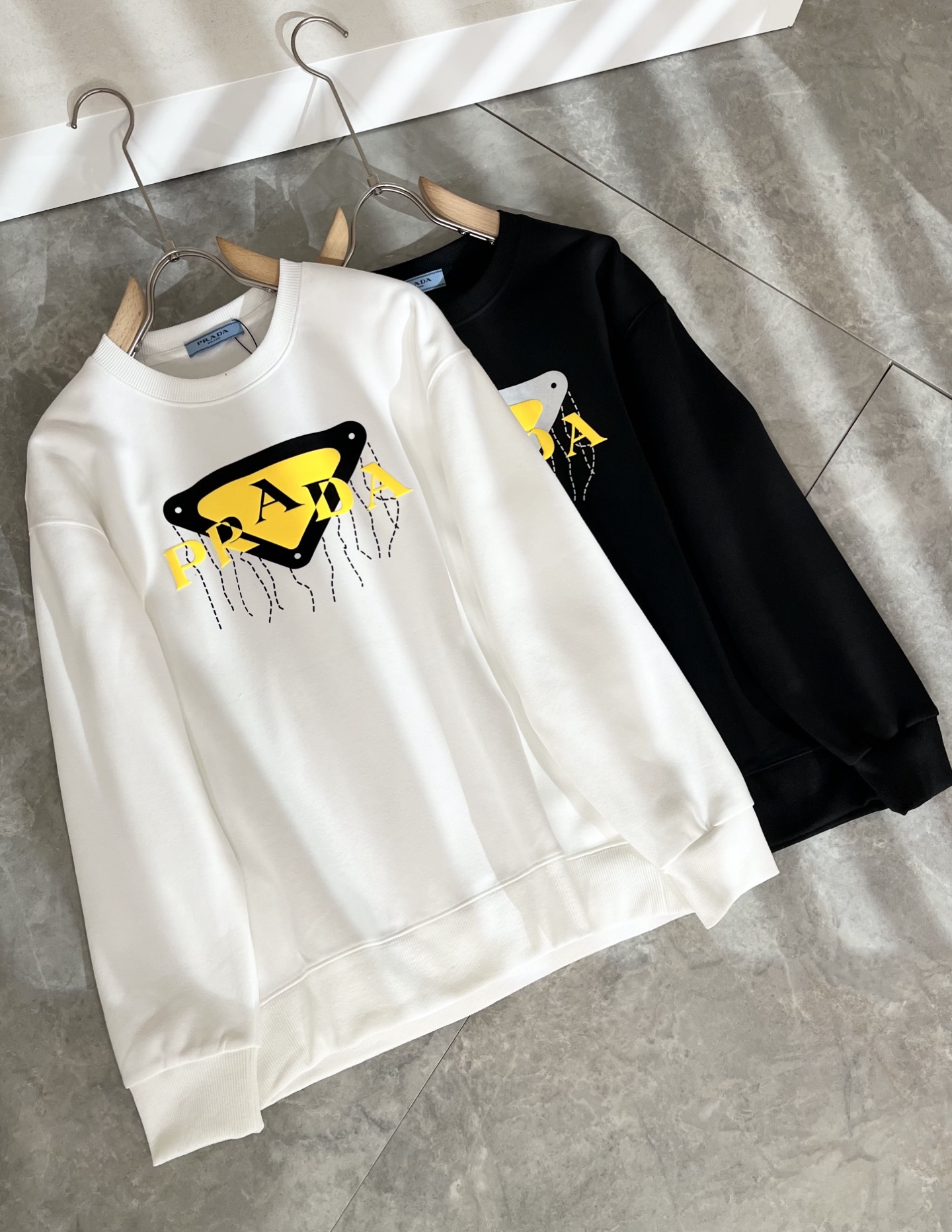 PRAD*A普*达2025秋冬新款男女同款👫卫衣，最新款全网独家首上！！~既经典有时尚百搭，谁不爱啊，将