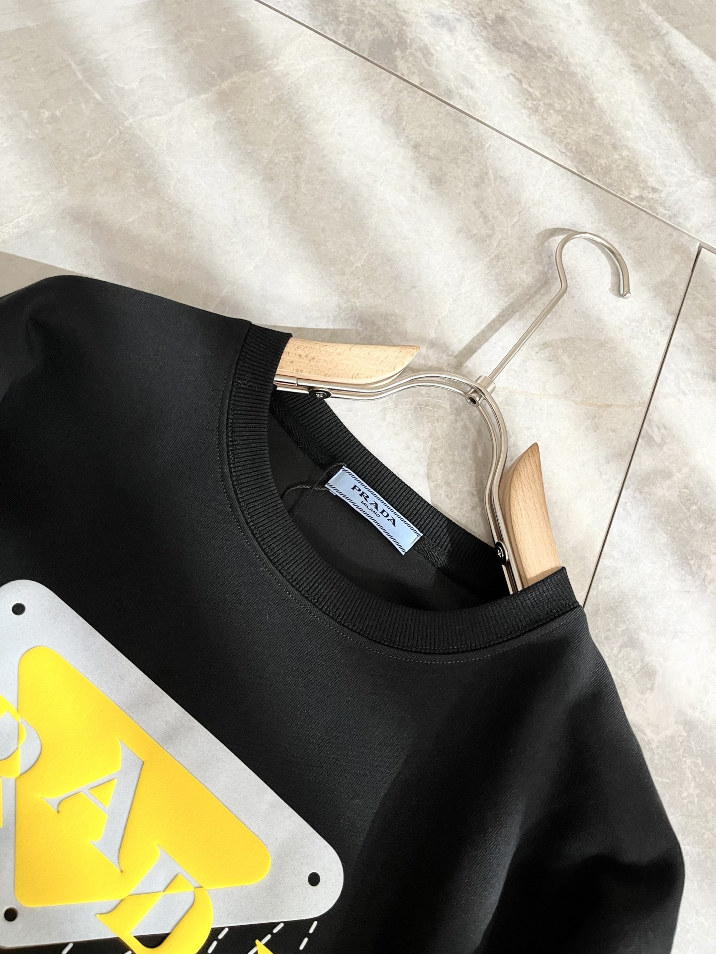 PRAD*A普*达2025秋冬新款男女同款👫卫衣，最新款全网独家首上！！~既经典有时尚百搭，谁不爱啊，将