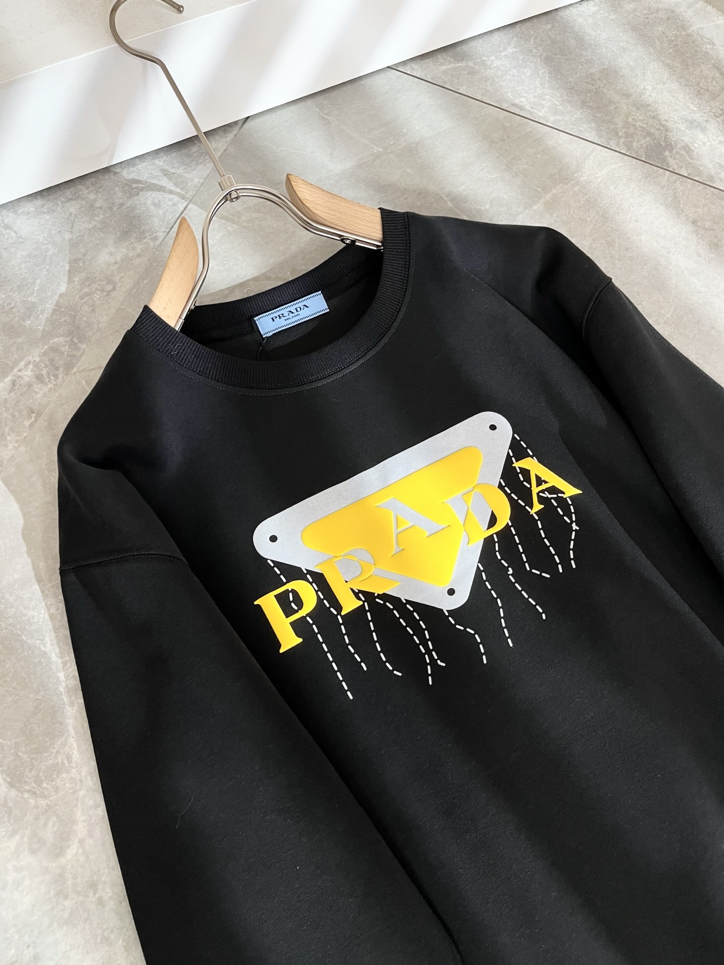 PRAD*A普*达2025秋冬新款男女同款👫卫衣，最新款全网独家首上！！~既经典有时尚百搭，谁不爱啊，将