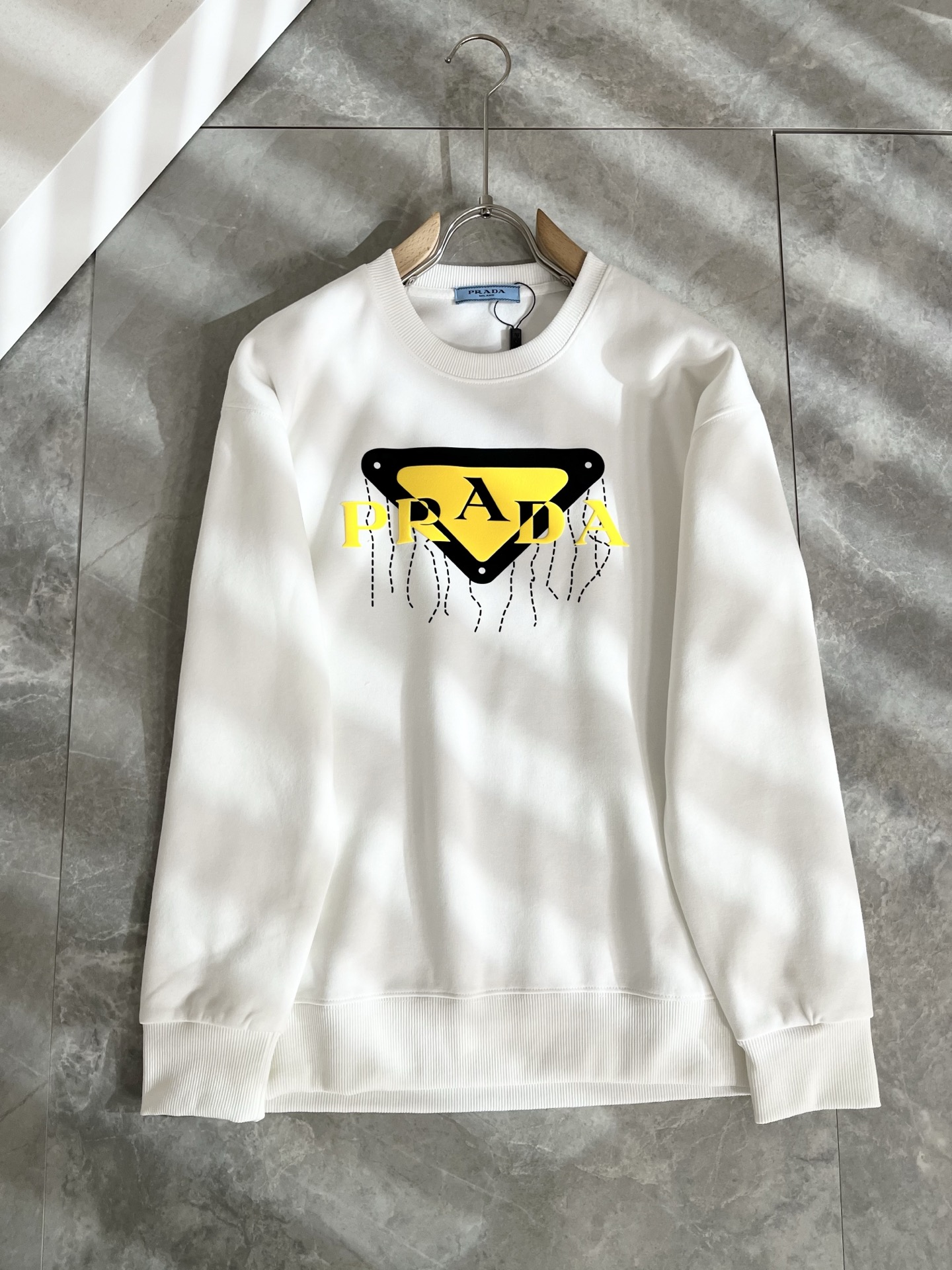 PRAD*A普*达2025秋冬新款男女同款👫卫衣，最新款全网独家首上！！~既经典有时尚百搭，谁不爱啊，将