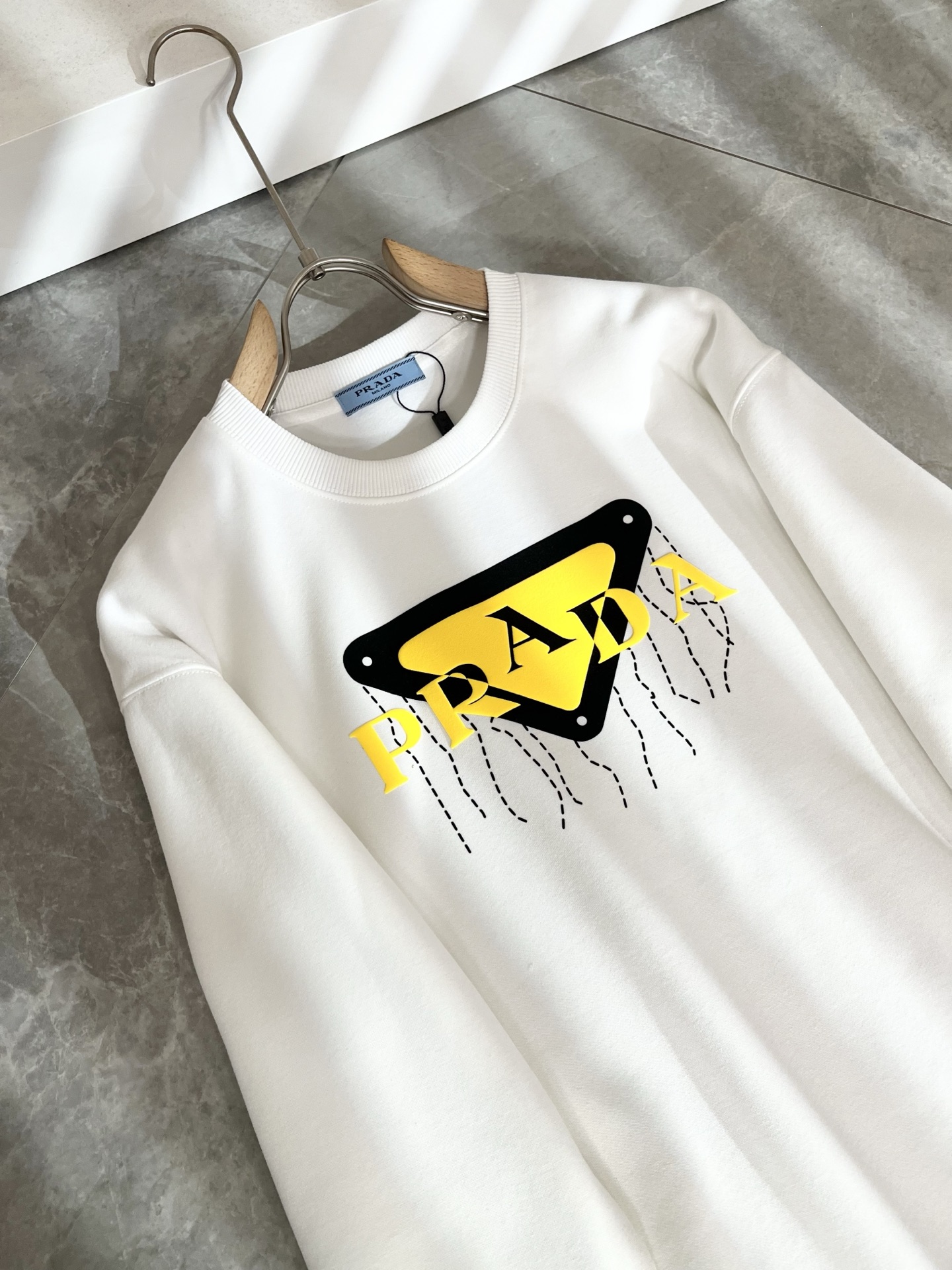 PRAD*A普*达2025秋冬新款男女同款👫卫衣，最新款全网独家首上！！~既经典有时尚百搭，谁不爱啊，将