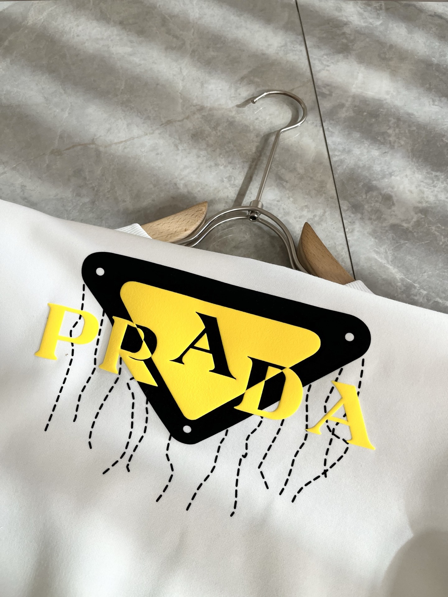 PRAD*A普*达2025秋冬新款男女同款👫卫衣，最新款全网独家首上！！~既经典有时尚百搭，谁不爱啊，将