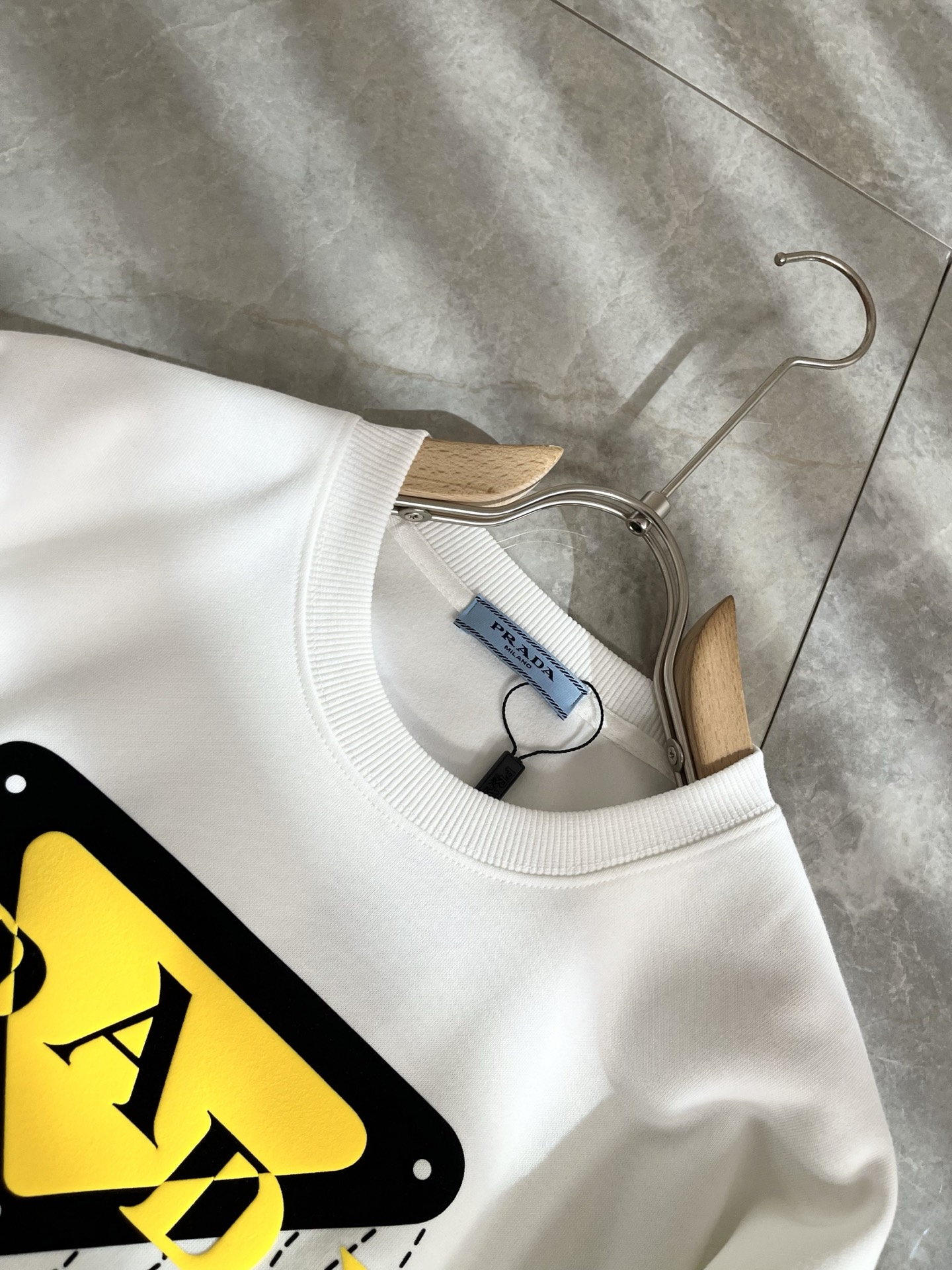 PRAD*A普*达2025秋冬新款男女同款👫卫衣，最新款全网独家首上！！~既经典有时尚百搭，谁不爱啊，将