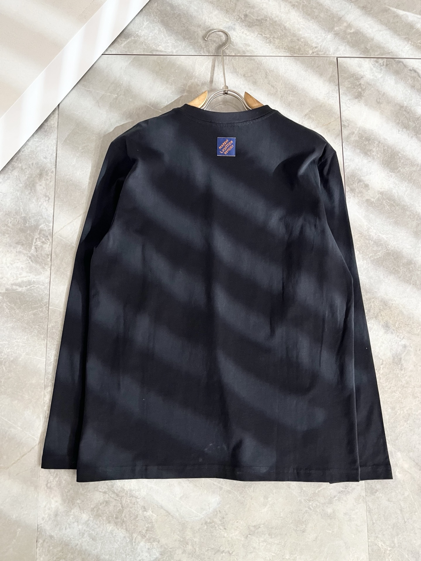 LouisVuitt*路易*登 2025秋冬新款男士长袖打底衫，非常时髦胸前logo印花修饰！区别于以往