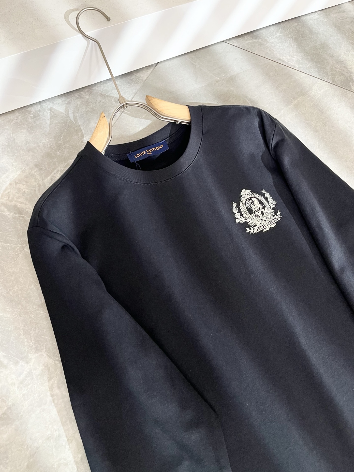 LouisVuitt*路易*登 2025秋冬新款男士长袖打底衫，非常时髦胸前logo印花修饰！区别于以往
