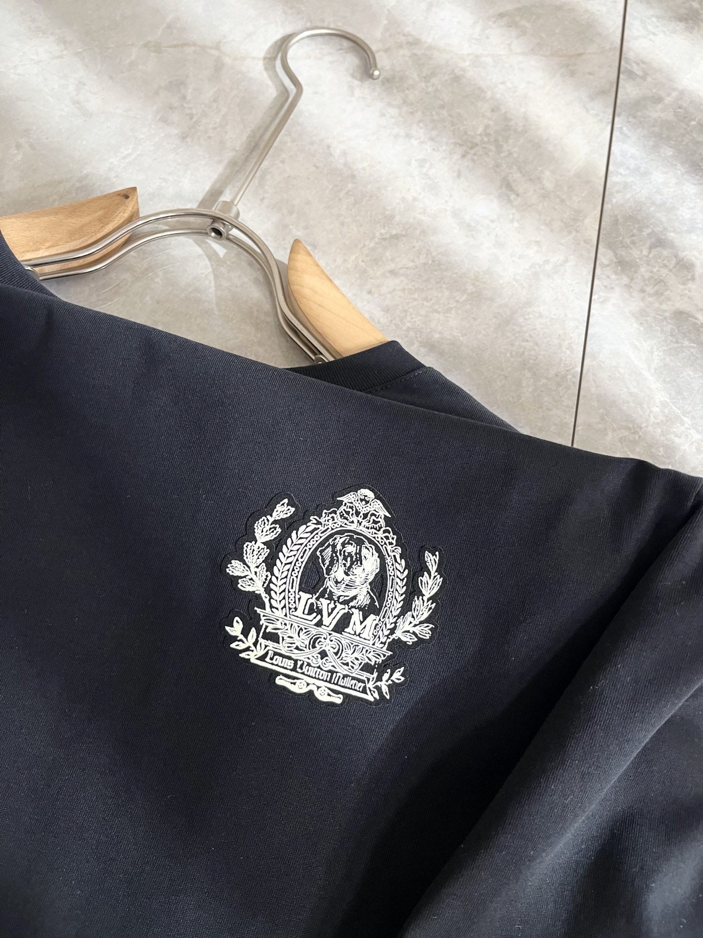 LouisVuitt*路易*登 2025秋冬新款男士长袖打底衫，非常时髦胸前logo印花修饰！区别于以往