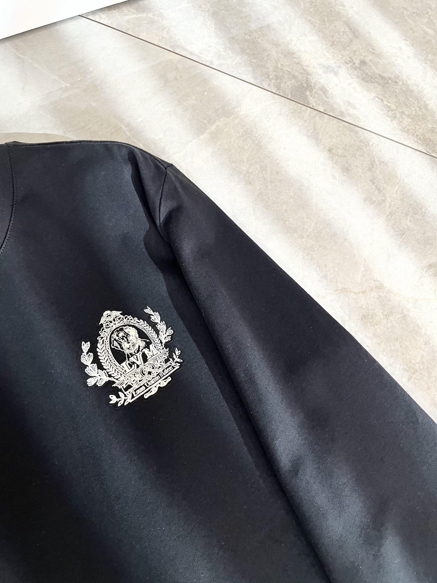 LouisVuitt*路易*登 2025秋冬新款男士长袖打底衫，非常时髦胸前logo印花修饰！区别于以往