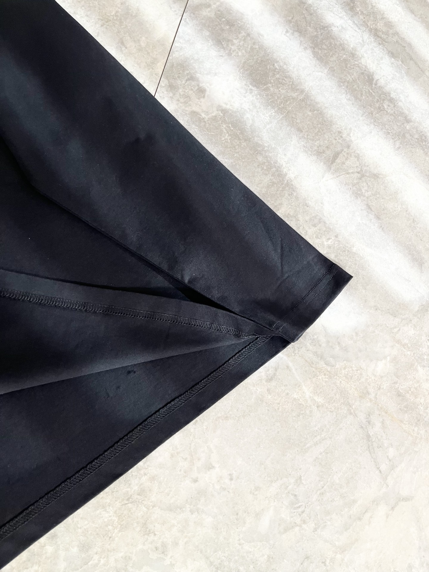 LouisVuitt*路易*登 2025秋冬新款男士长袖打底衫，非常时髦胸前logo印花修饰！区别于以往