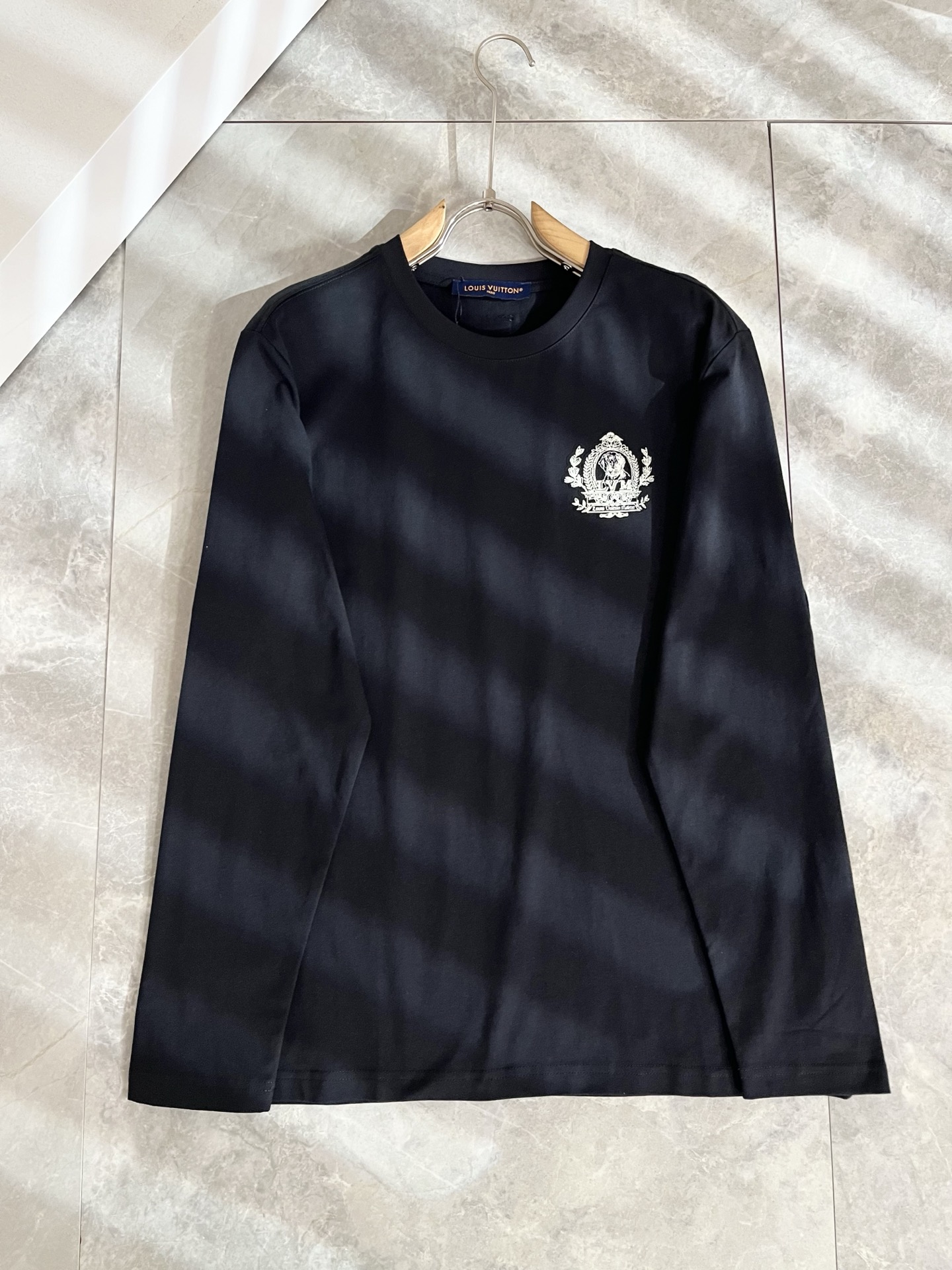 LouisVuitt*路易*登 2025秋冬新款男士长袖打底衫，非常时髦胸前logo印花修饰！区别于以往