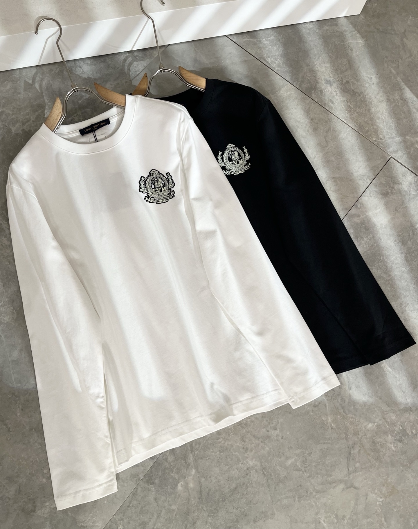 LouisVuitt*路易*登 2025秋冬新款男士长袖打底衫，非常时髦胸前logo印花修饰！区别于以往