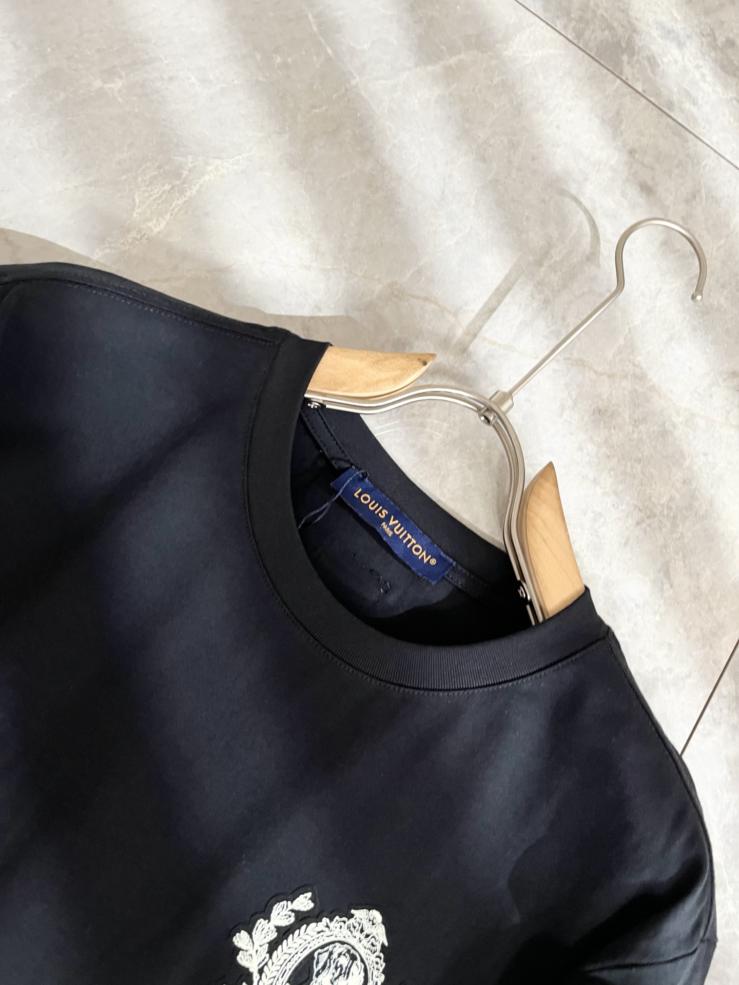 LouisVuitt*路易*登 2025秋冬新款男士长袖打底衫，非常时髦胸前logo印花修饰！区别于以往