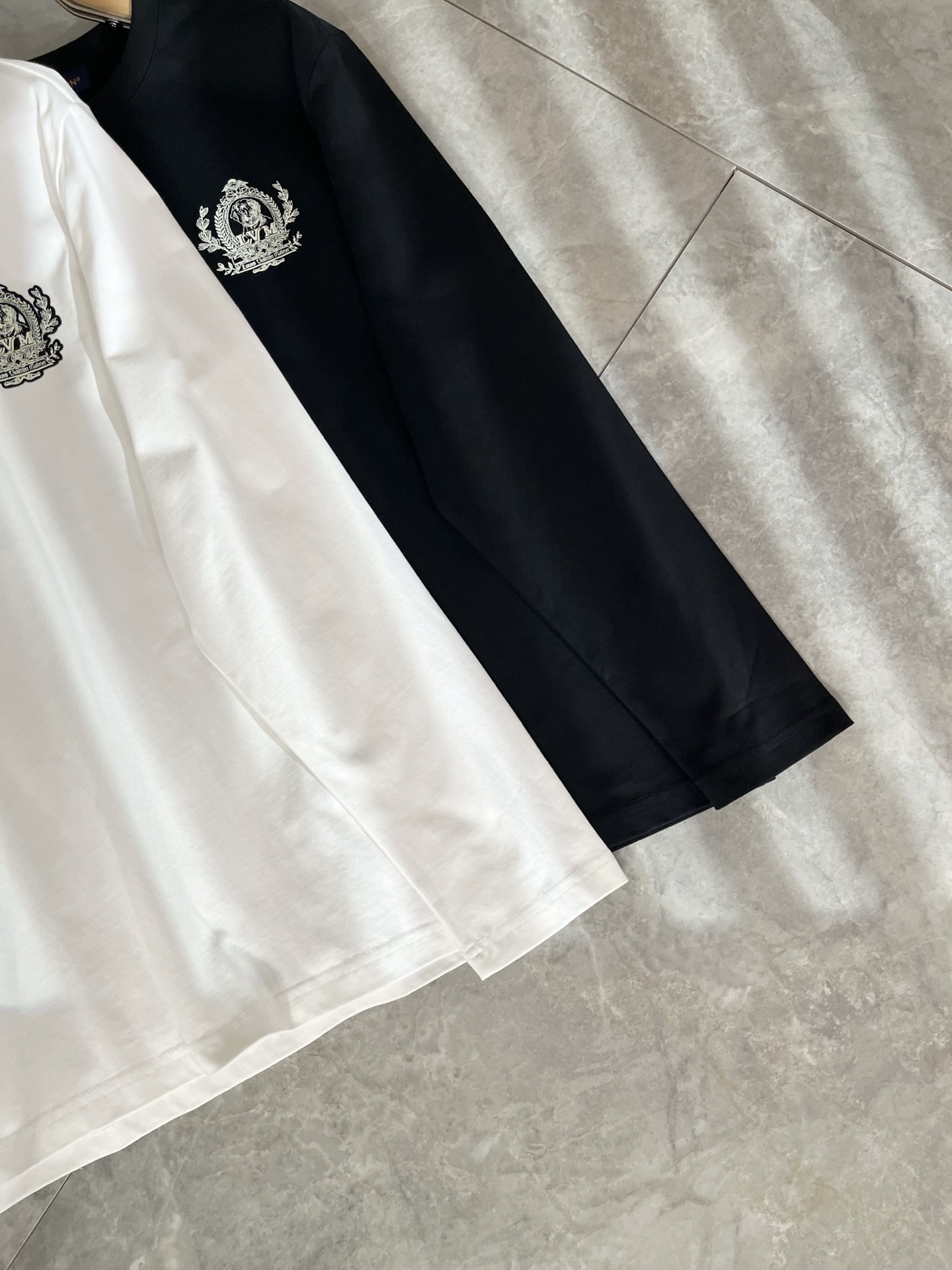 LouisVuitt*路易*登 2025秋冬新款男士长袖打底衫，非常时髦胸前logo印花修饰！区别于以往