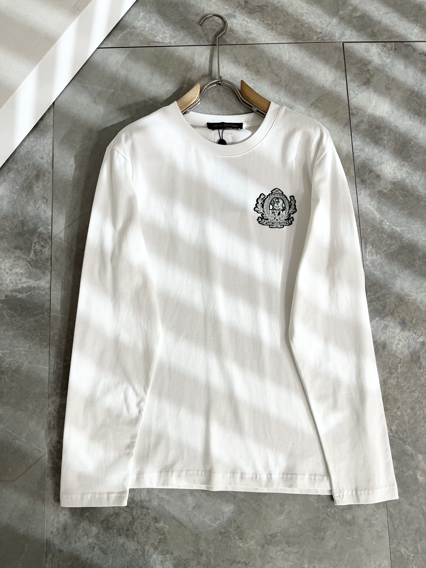 LouisVuitt*路易*登 2025秋冬新款男士长袖打底衫，非常时髦胸前logo印花修饰！区别于以往