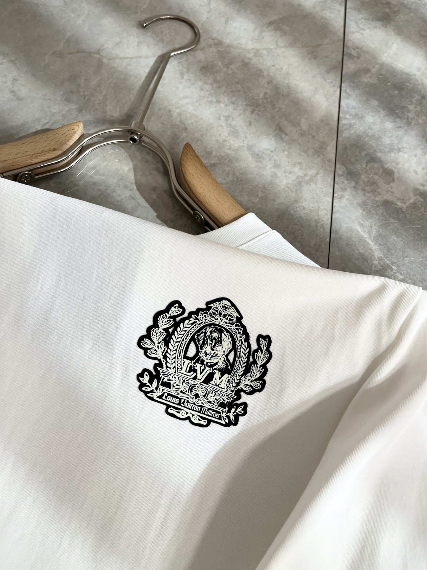 LouisVuitt*路易*登 2025秋冬新款男士长袖打底衫，非常时髦胸前logo印花修饰！区别于以往