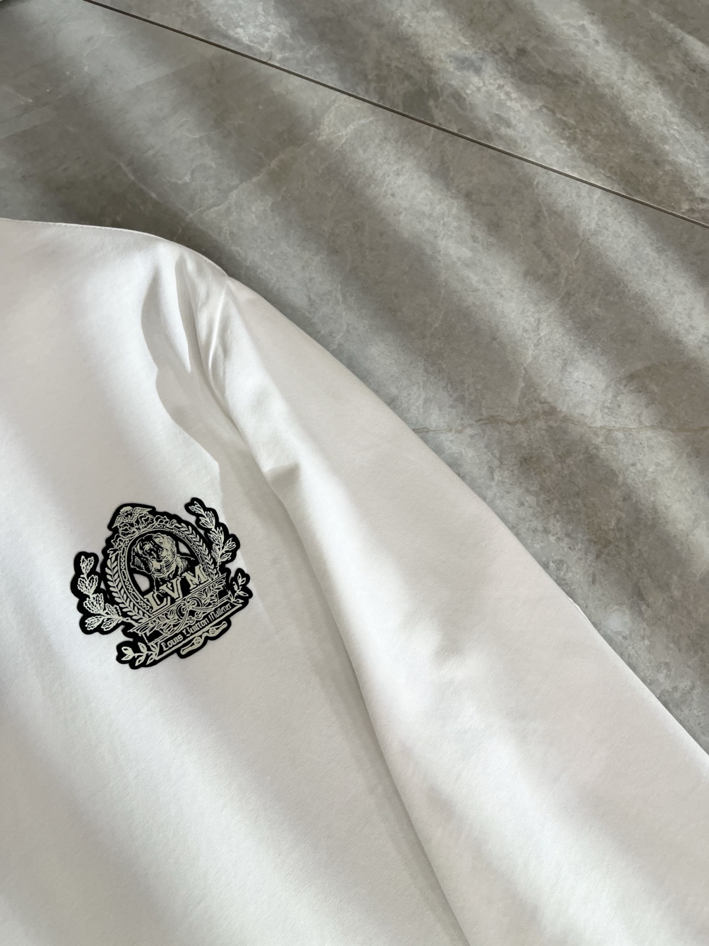 LouisVuitt*路易*登 2025秋冬新款男士长袖打底衫，非常时髦胸前logo印花修饰！区别于以往