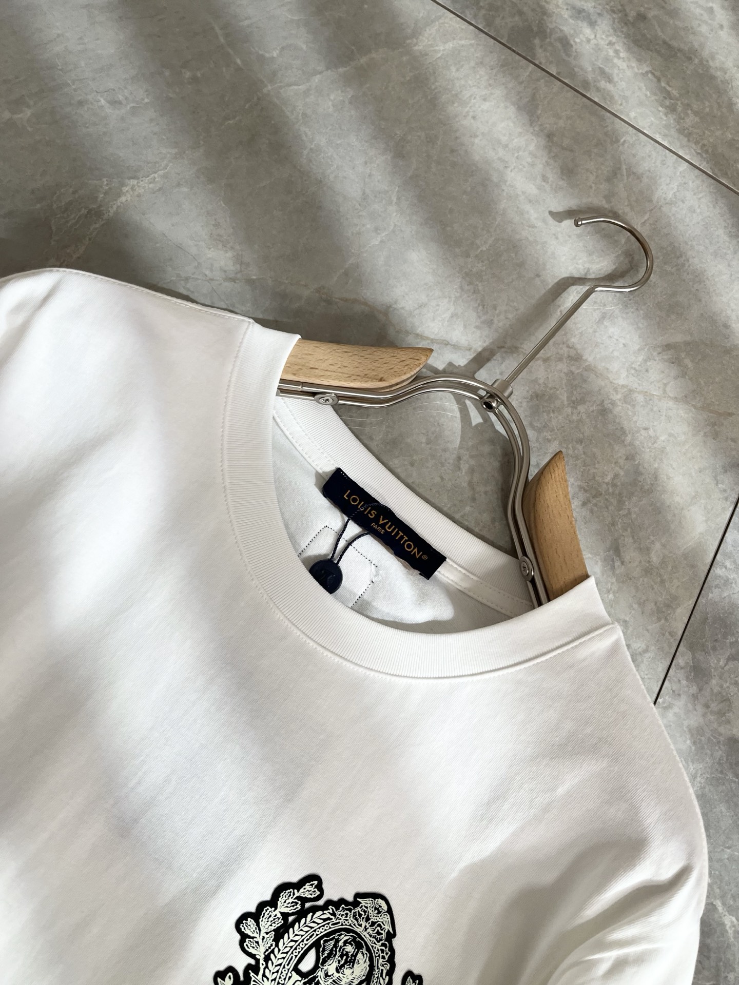 LouisVuitt*路易*登 2025秋冬新款男士长袖打底衫，非常时髦胸前logo印花修饰！区别于以往