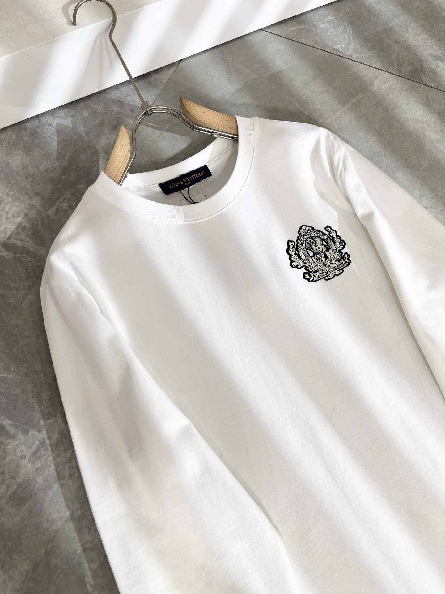 LouisVuitt*路易*登 2025秋冬新款男士长袖打底衫，非常时髦胸前logo印花修饰！区别于以往