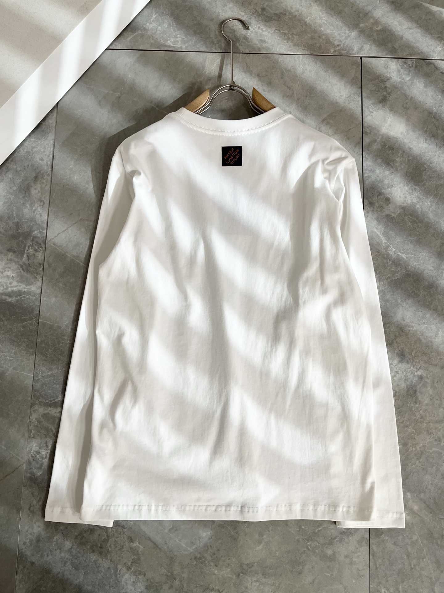 LouisVuitt*路易*登 2025秋冬新款男士长袖打底衫，非常时髦胸前logo印花修饰！区别于以往