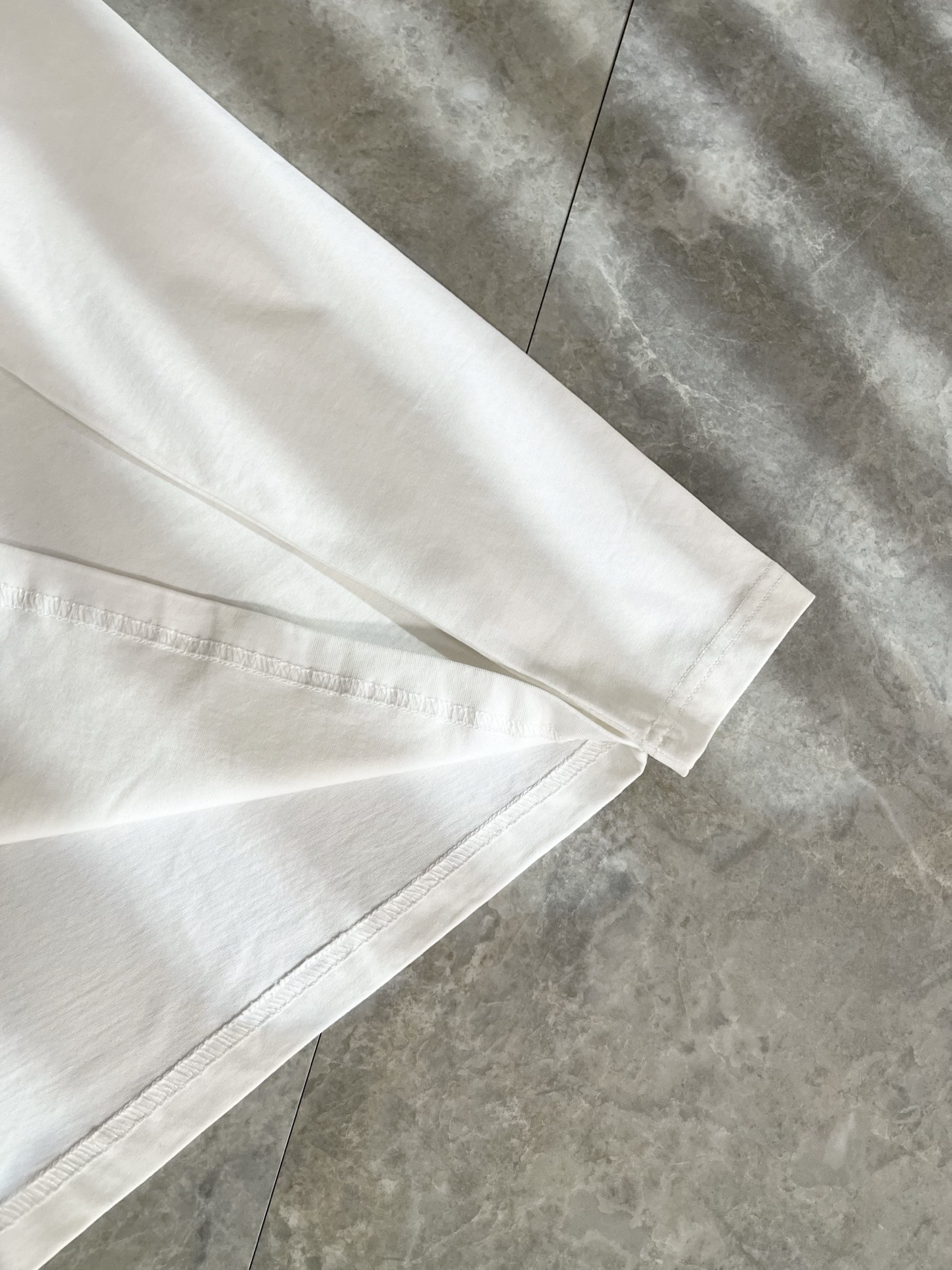 LouisVuitt*路易*登 2025秋冬新款男士长袖打底衫，非常时髦胸前logo印花修饰！区别于以往