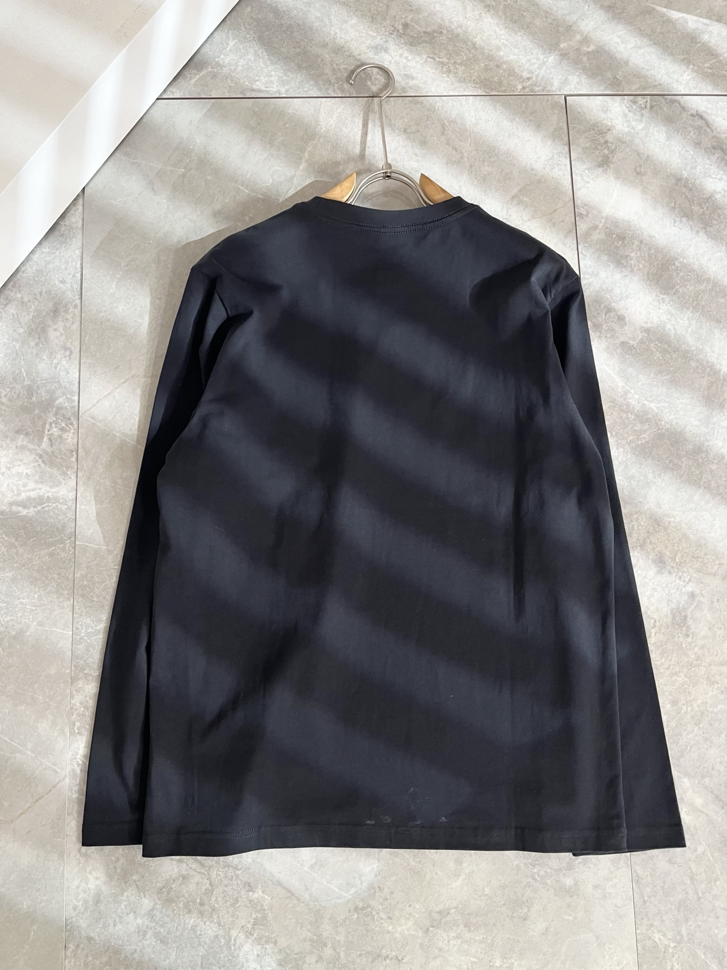 Bur*erry 巴*莉 2025秋冬新款男士打底衫，品牌最新设计元素！既不单调也不复杂,恰到好处的展现