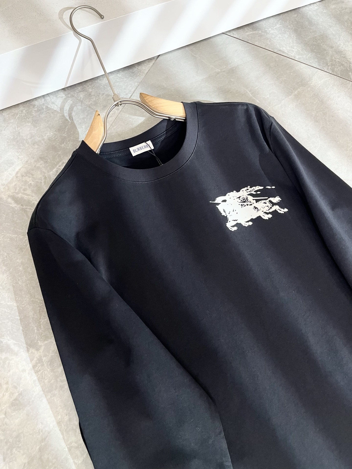 Bur*erry 巴*莉 2025秋冬新款男士打底衫，品牌最新设计元素！既不单调也不复杂,恰到好处的展现