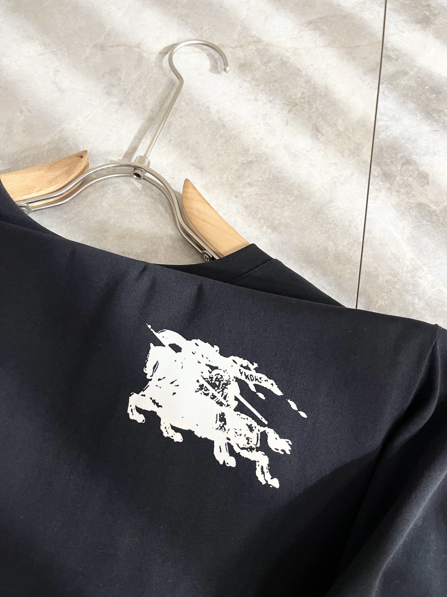 Bur*erry 巴*莉 2025秋冬新款男士打底衫，品牌最新设计元素！既不单调也不复杂,恰到好处的展现