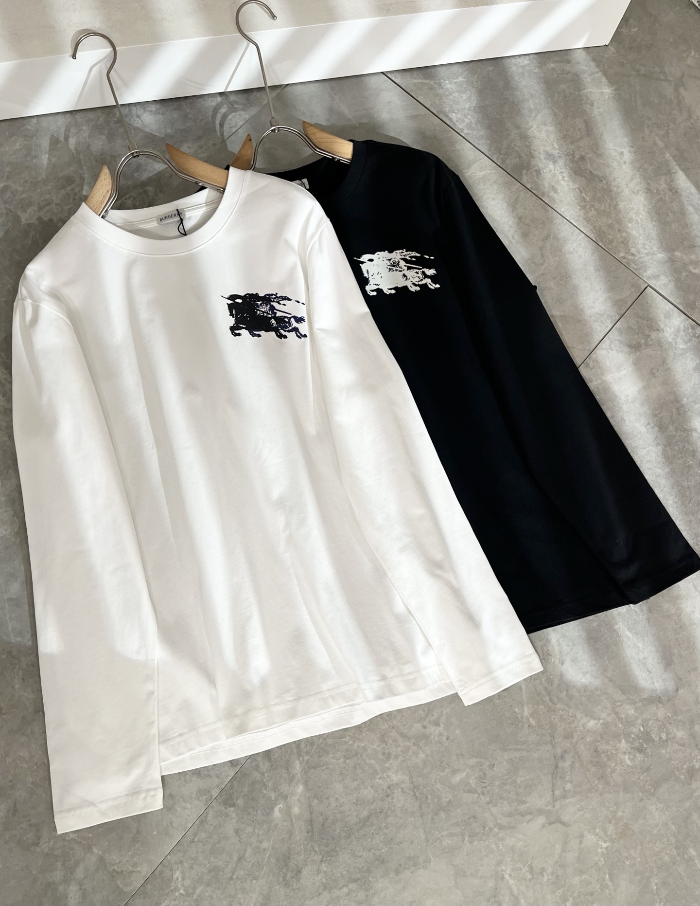 Bur*erry 巴*莉 2025秋冬新款男士打底衫，品牌最新设计元素！既不单调也不复杂,恰到好处的展现