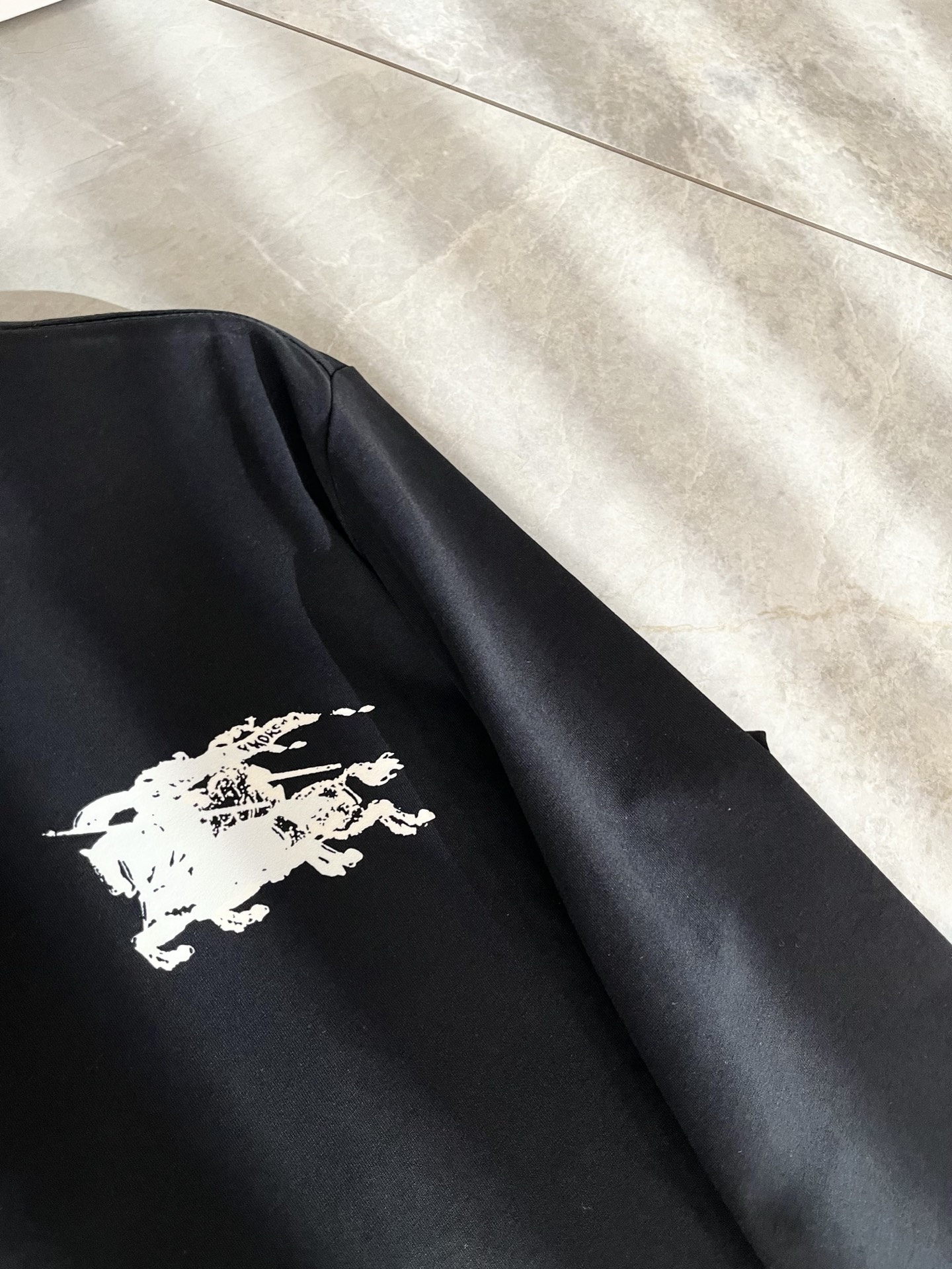 Bur*erry 巴*莉 2025秋冬新款男士打底衫，品牌最新设计元素！既不单调也不复杂,恰到好处的展现