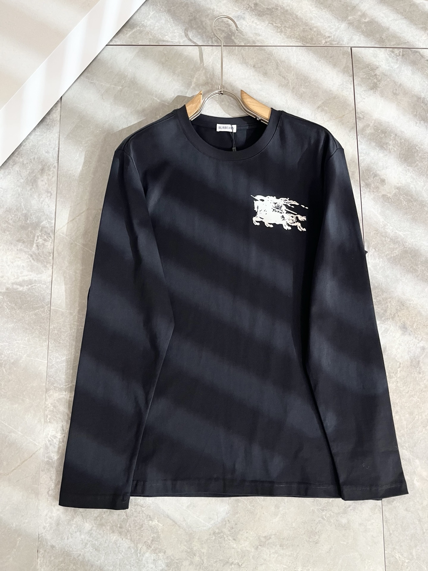 Bur*erry 巴*莉 2025秋冬新款男士打底衫，品牌最新设计元素！既不单调也不复杂,恰到好处的展现