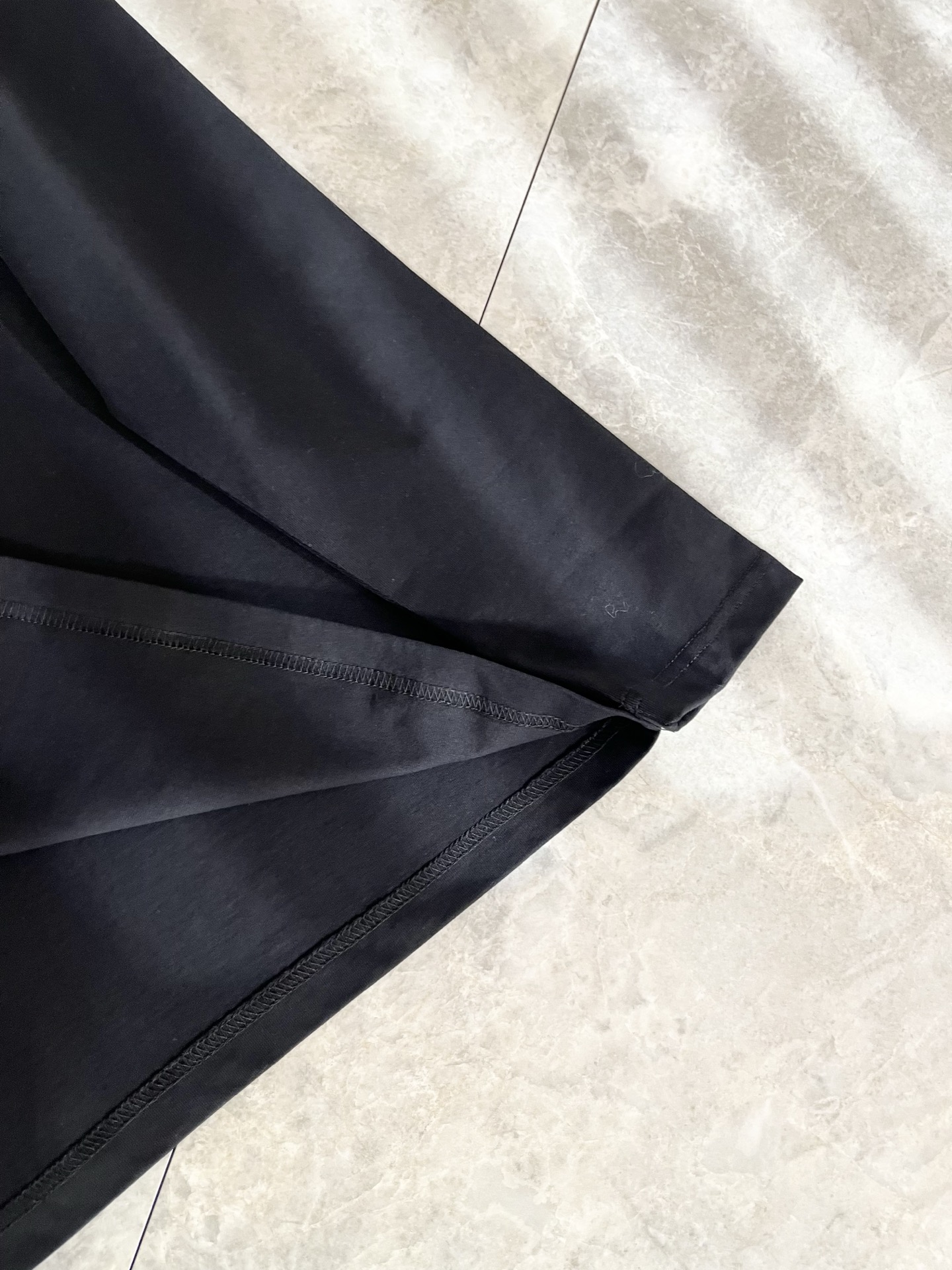 Bur*erry 巴*莉 2025秋冬新款男士打底衫，品牌最新设计元素！既不单调也不复杂,恰到好处的展现