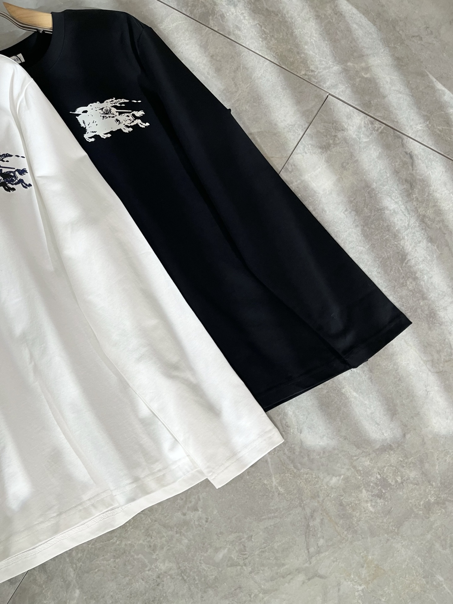 Bur*erry 巴*莉 2025秋冬新款男士打底衫，品牌最新设计元素！既不单调也不复杂,恰到好处的展现