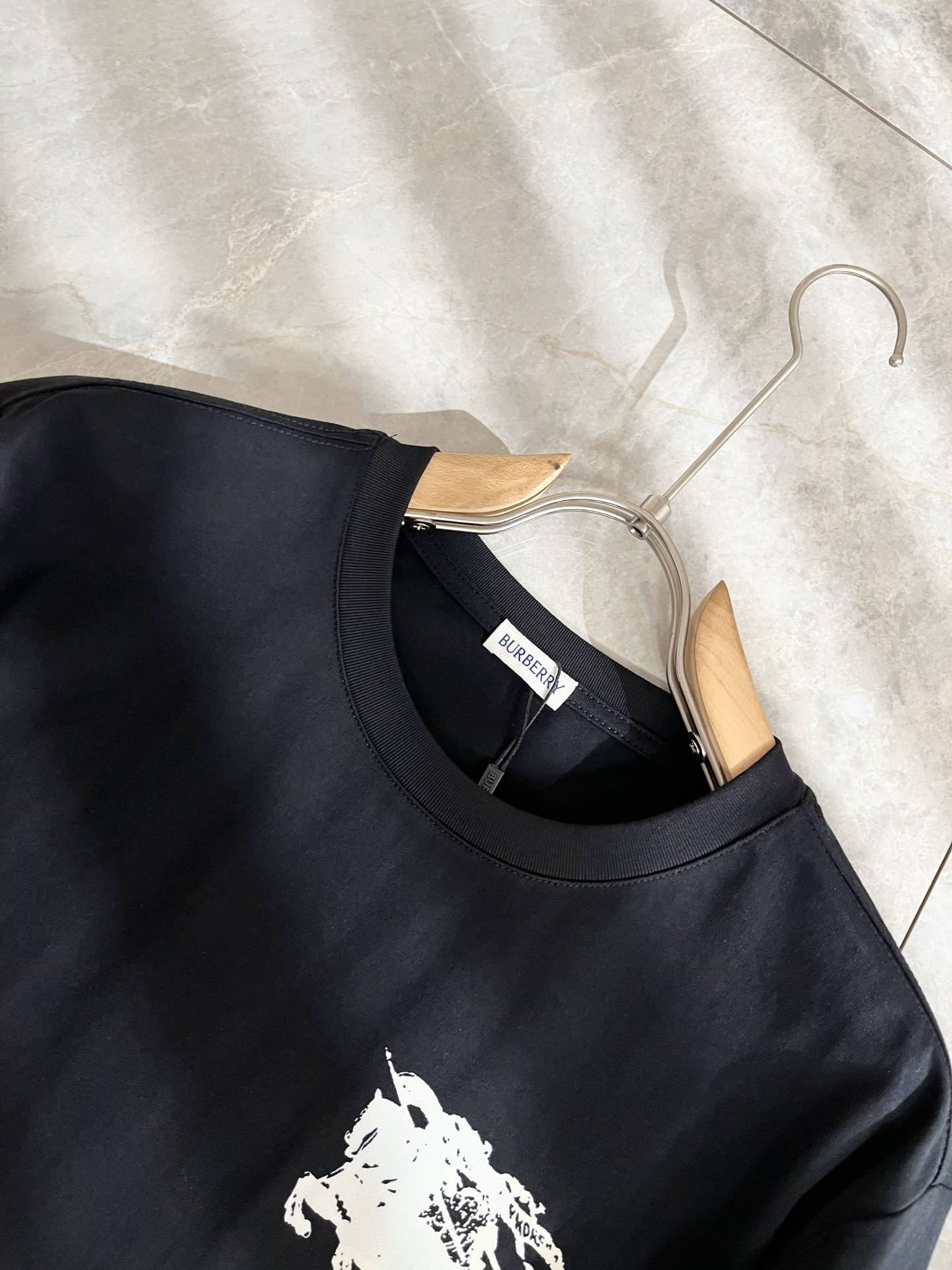 Bur*erry 巴*莉 2025秋冬新款男士打底衫，品牌最新设计元素！既不单调也不复杂,恰到好处的展现