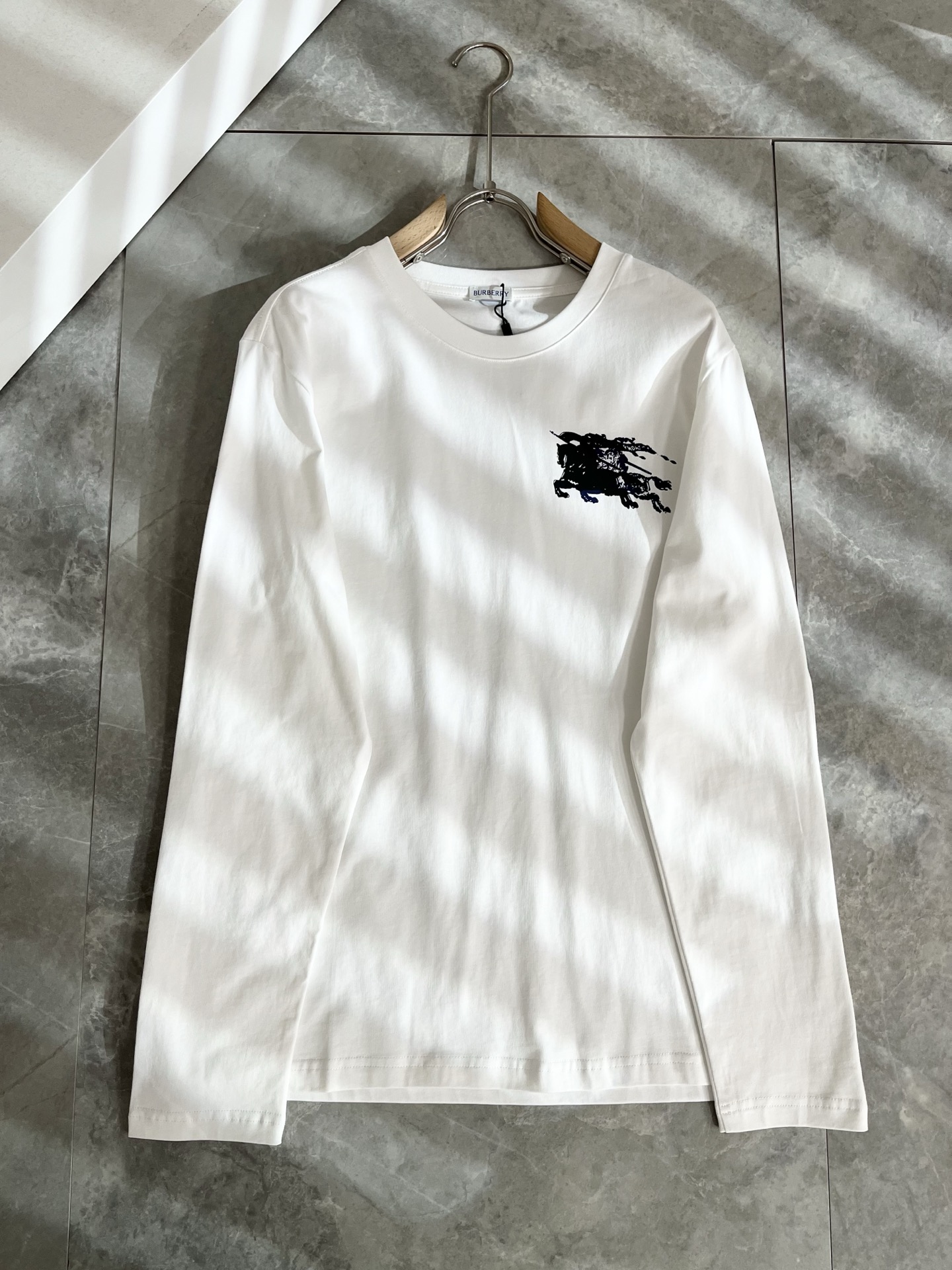 Bur*erry 巴*莉 2025秋冬新款男士打底衫，品牌最新设计元素！既不单调也不复杂,恰到好处的展现