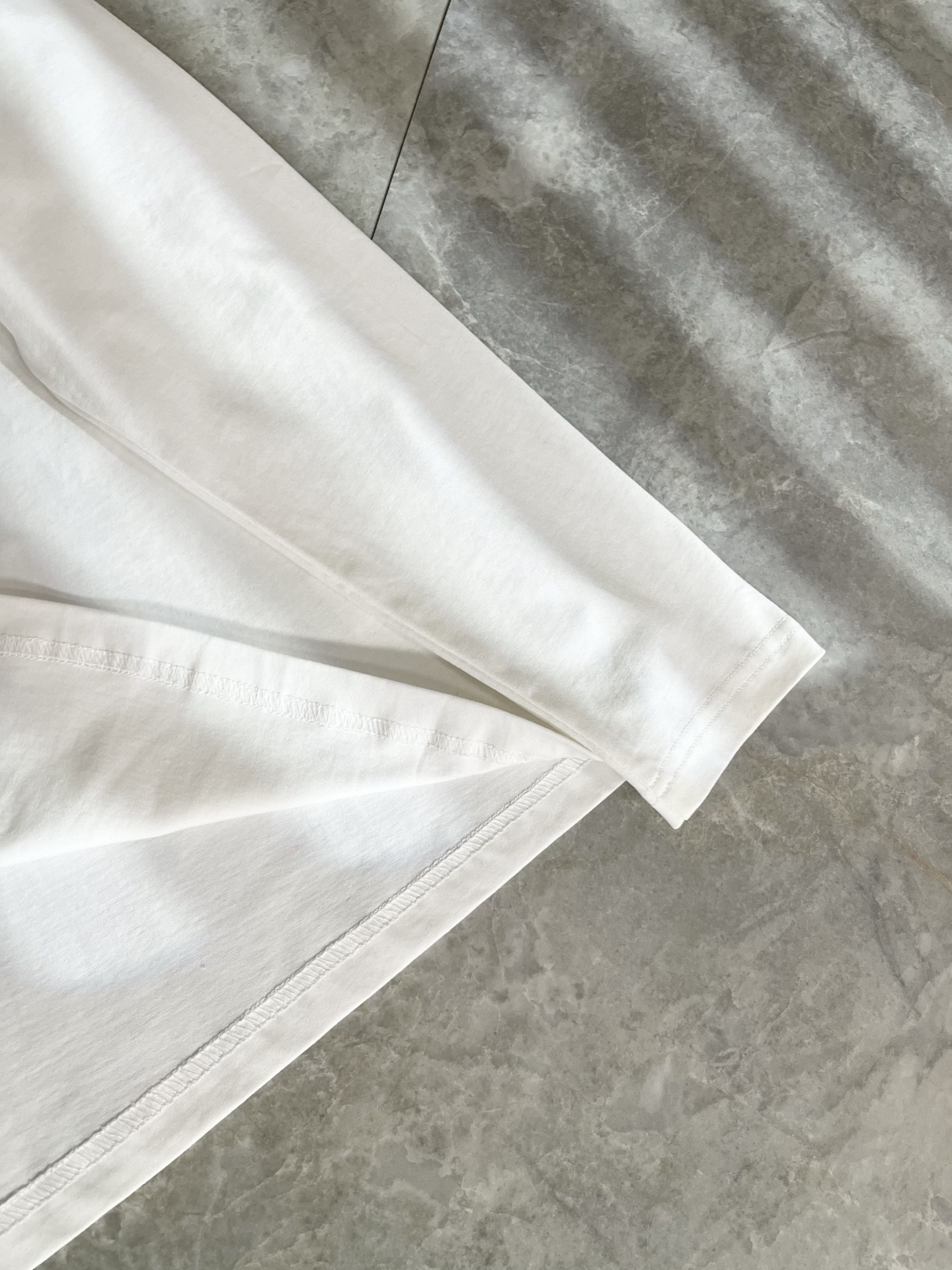 Bur*erry 巴*莉 2025秋冬新款男士打底衫，品牌最新设计元素！既不单调也不复杂,恰到好处的展现